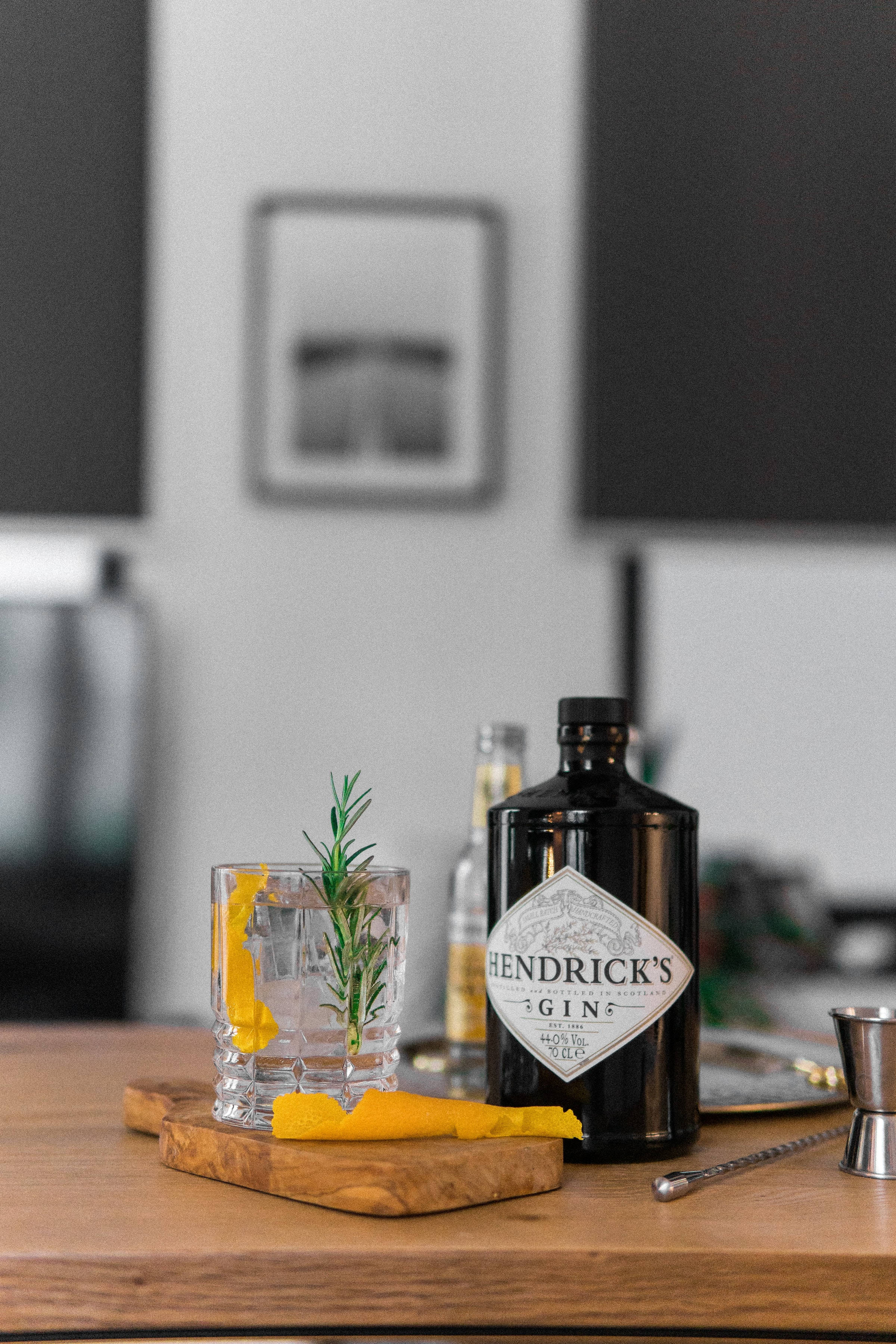 Lähikuva Hendrick's Gin -pullosta Taustakuvat