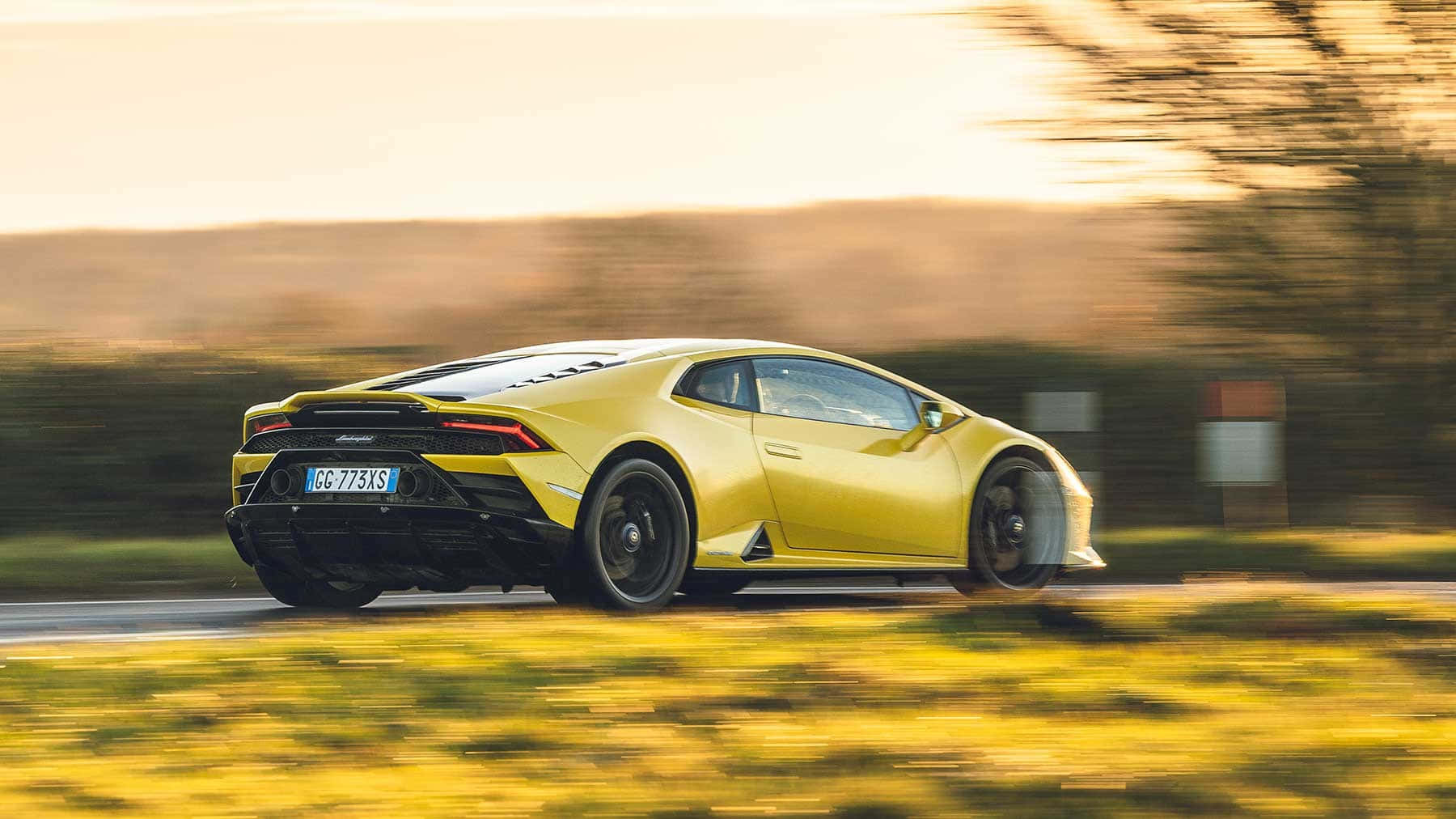 Lamborghini Huracan ajaa maalaistietä pitkin Taustakuvat