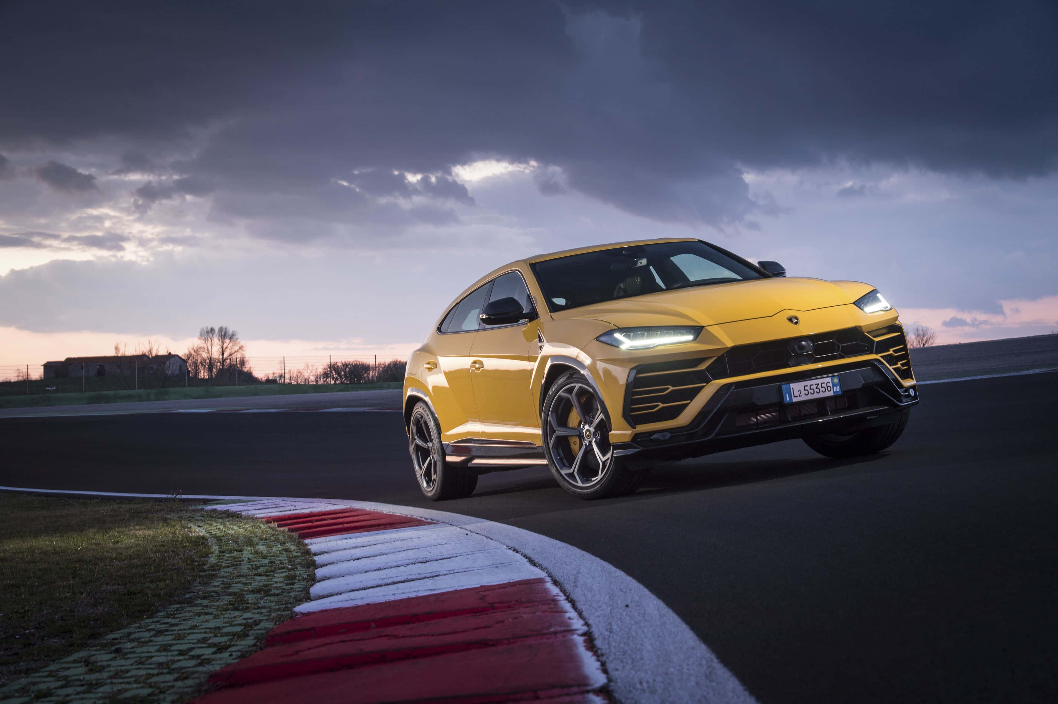 lamborghini urus - keltainen katumaasturi ajamassa radalla Taustakuvat