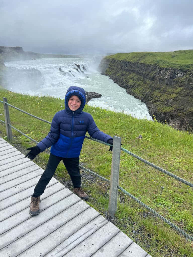 Lapsi vierailemassa Gullfoss-vesiputouksella Lounais-Islannissa Taustakuvat