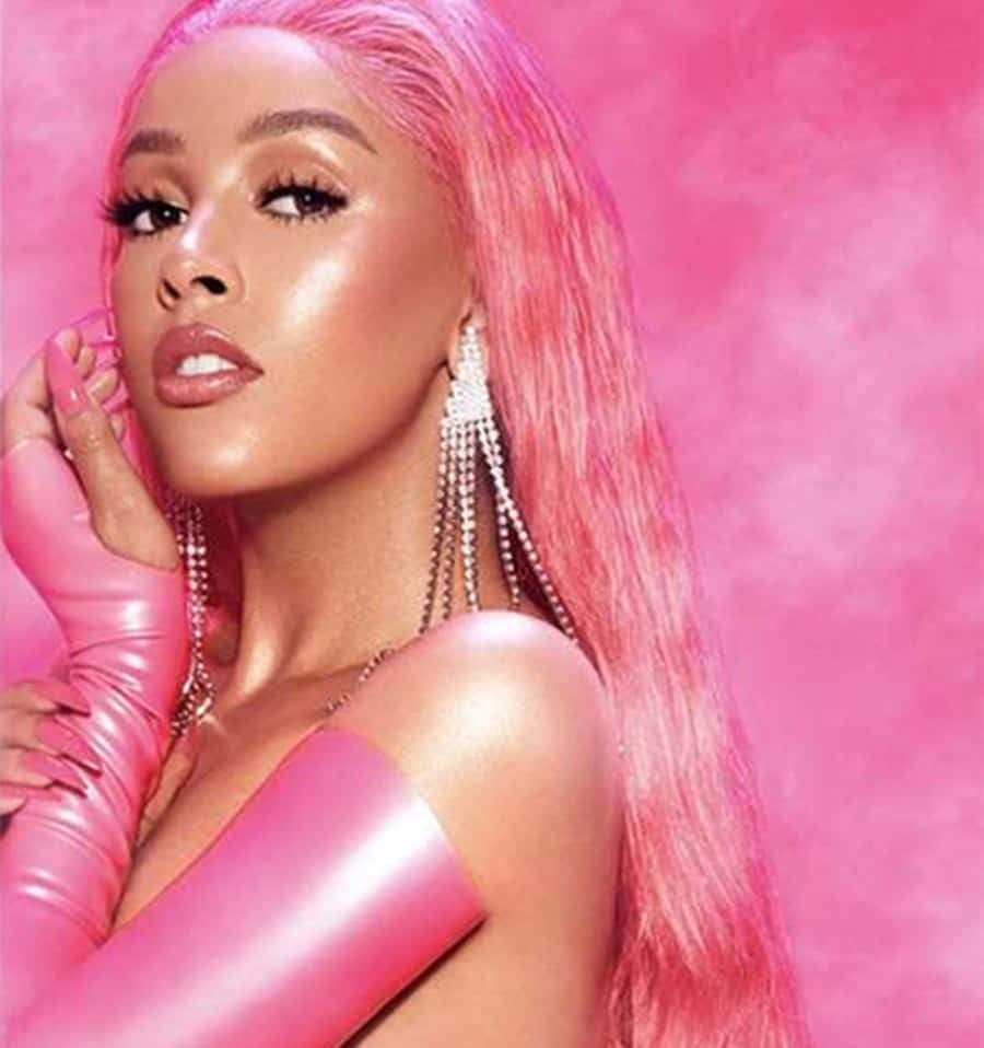 Laulaja ja lauluntekijä Doja Cat esiintymässä konsertissa Taustakuvat