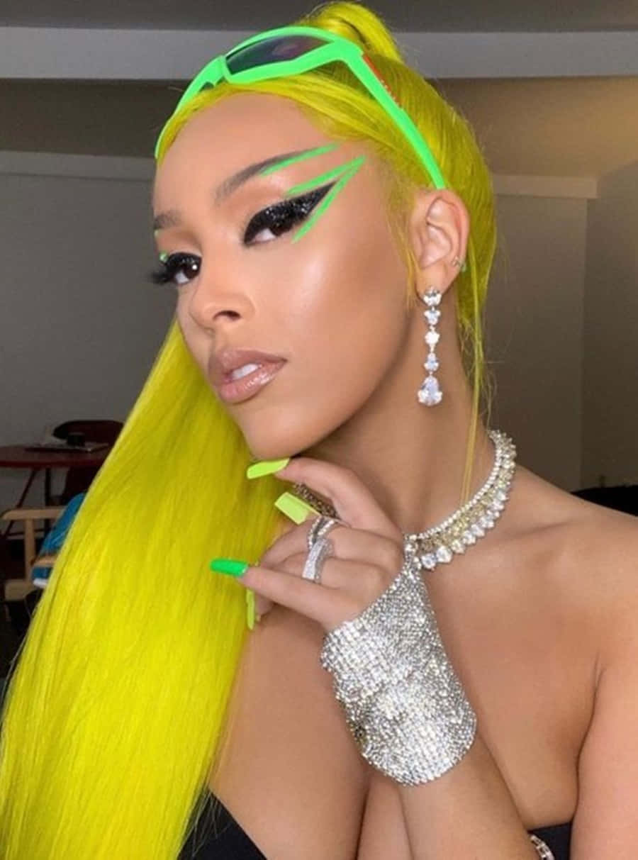 Laulaja-lauluntekijä Doja Cat esiintymässä lavalla Taustakuvat