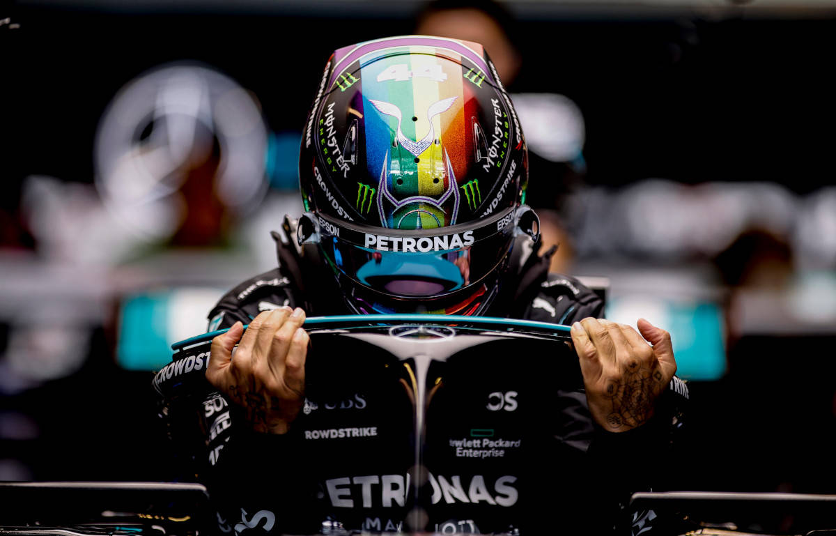 Lewis Hamilton kiipeää ulos halosta Taustakuvat