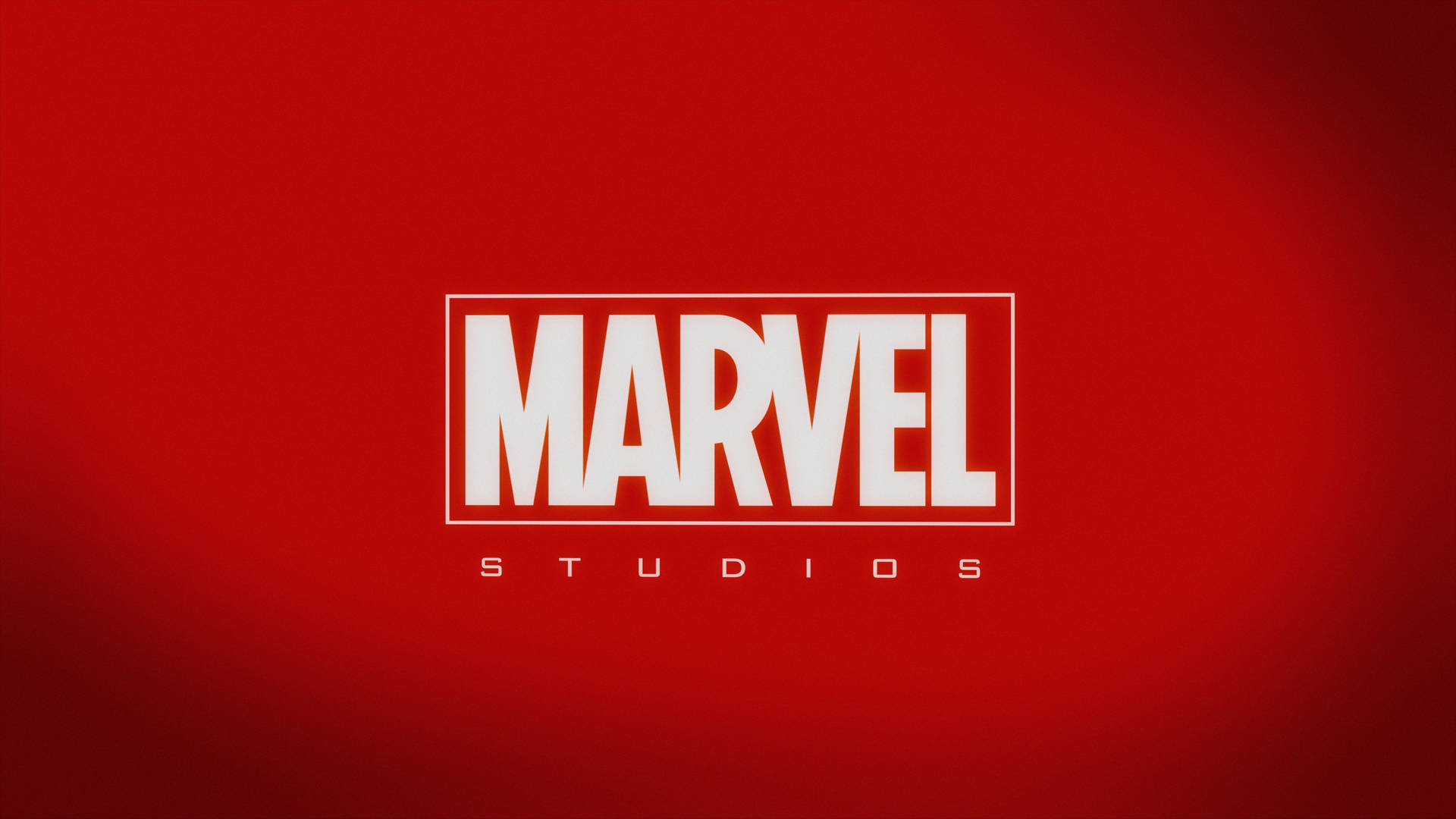 Marvel Studios -fonttiotsikko ja väri puhtaalla punaisella taustalla.
