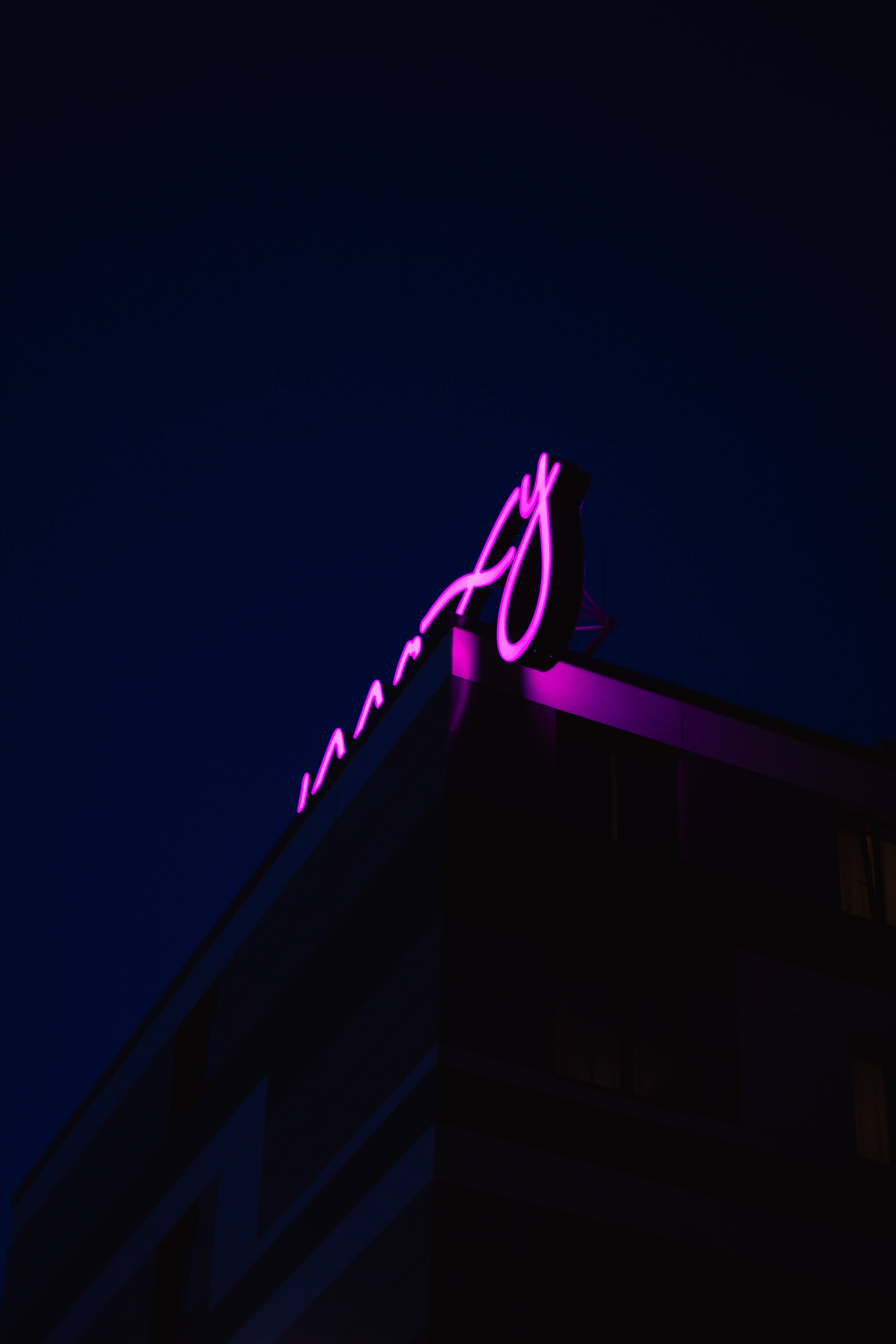 Lila neonkyltti katolla Taustakuvat