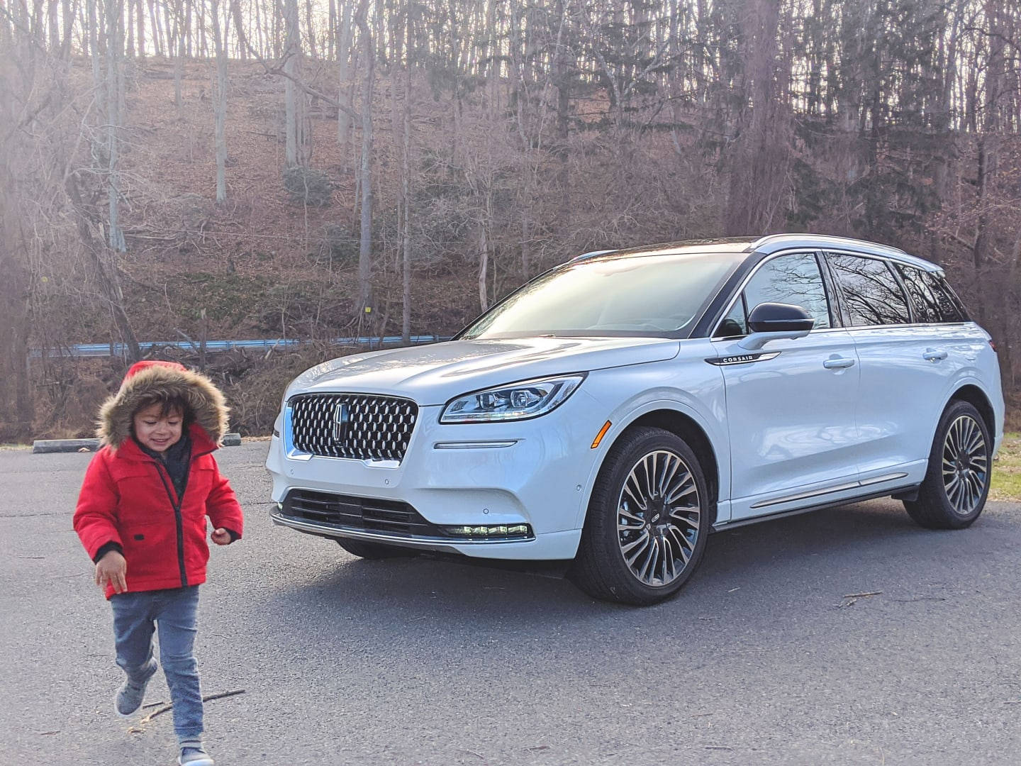 Lincoln-auto mäenrinteellä pysäköitynä — Hienot autot GIF Taustakuvat