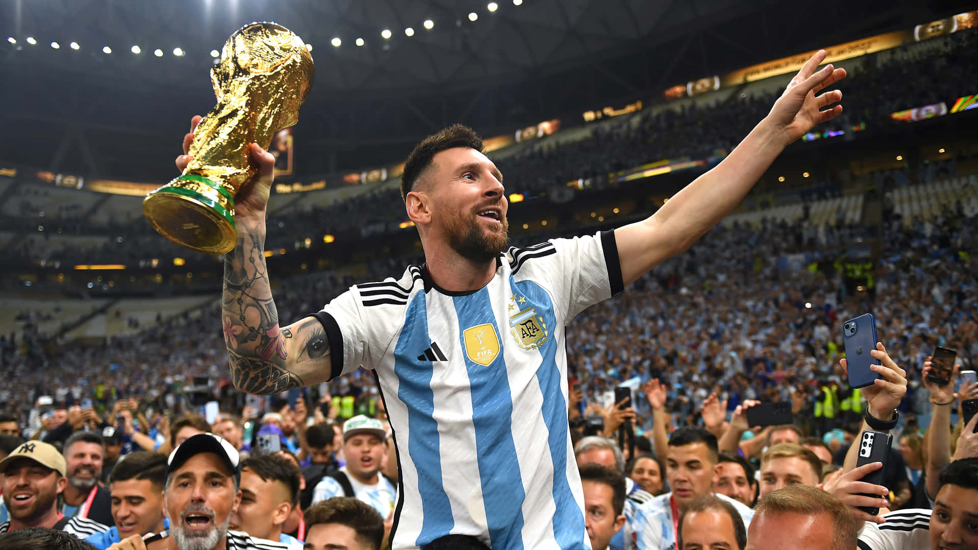 Lionel Messi harhauttaa puolustajan ja tekee maalin. Taustakuvat