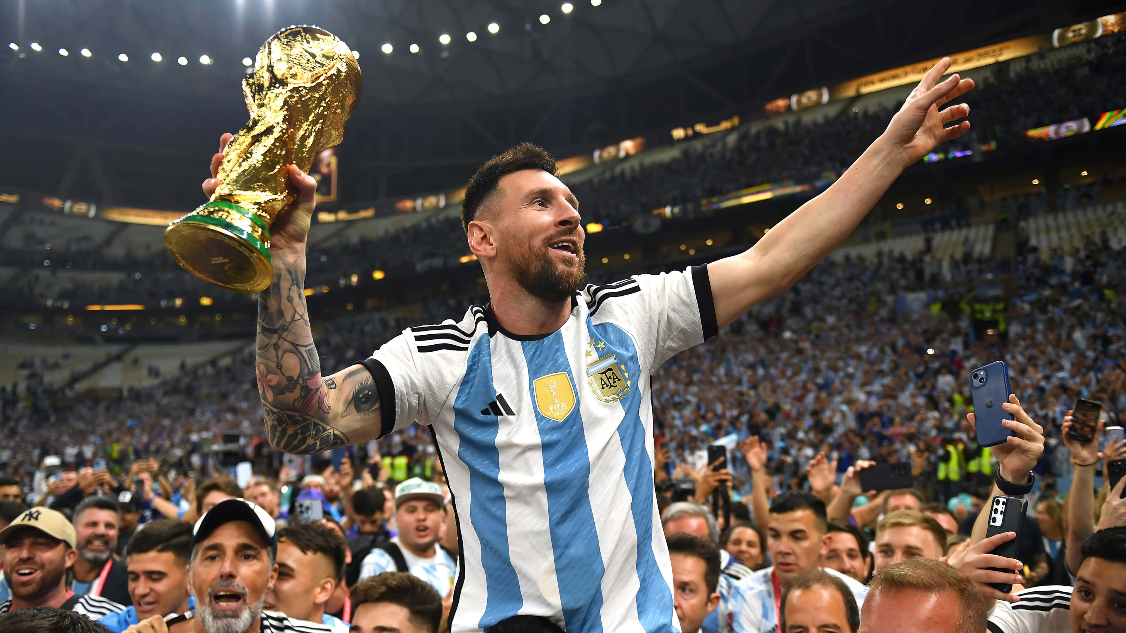 Lionel Messi harhauttaa puolustajan ja tekee maalin. Taustakuvat