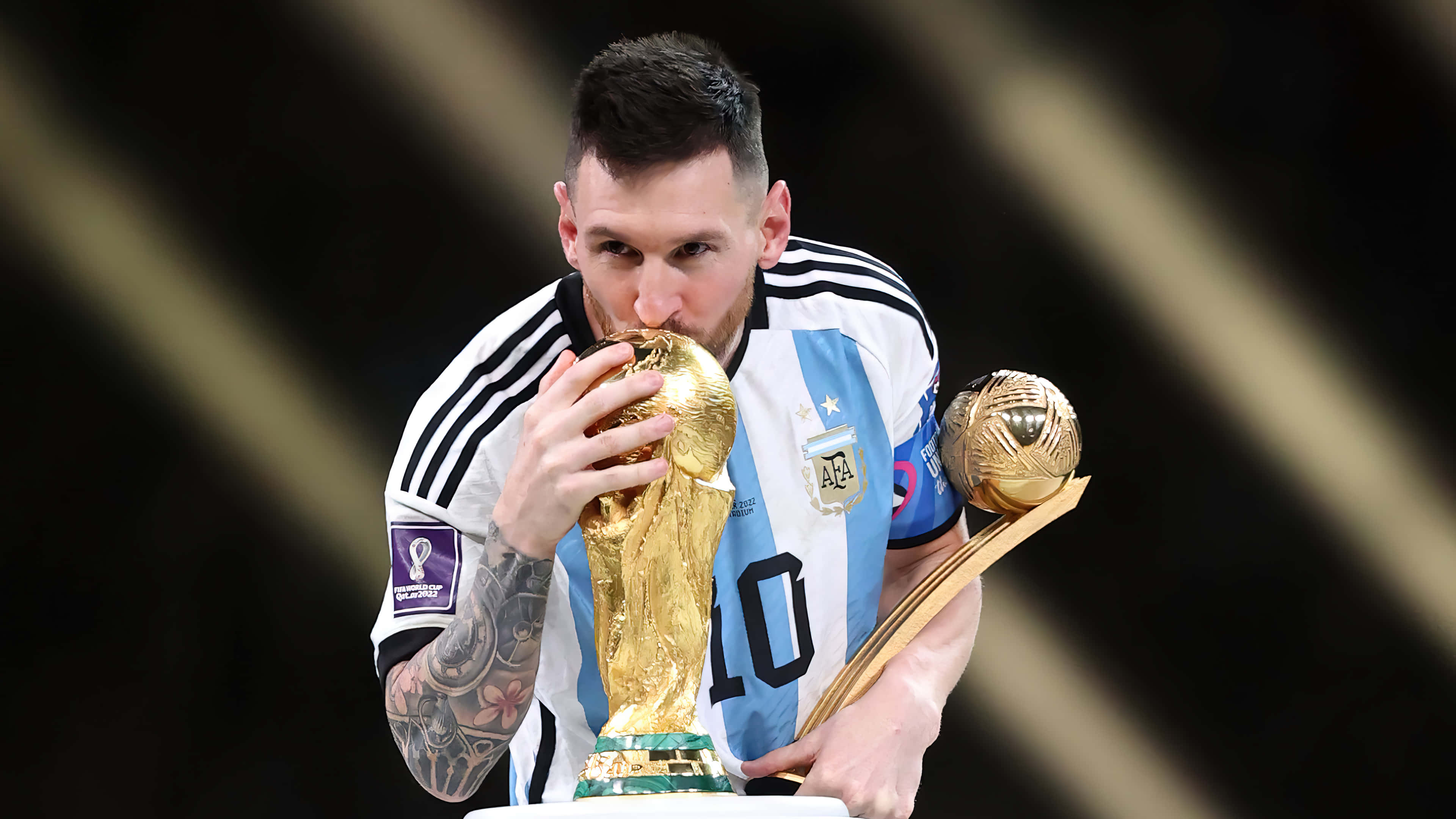 Lionel Messi juhlii jälleen upeaa maalintekoa. Taustakuvat