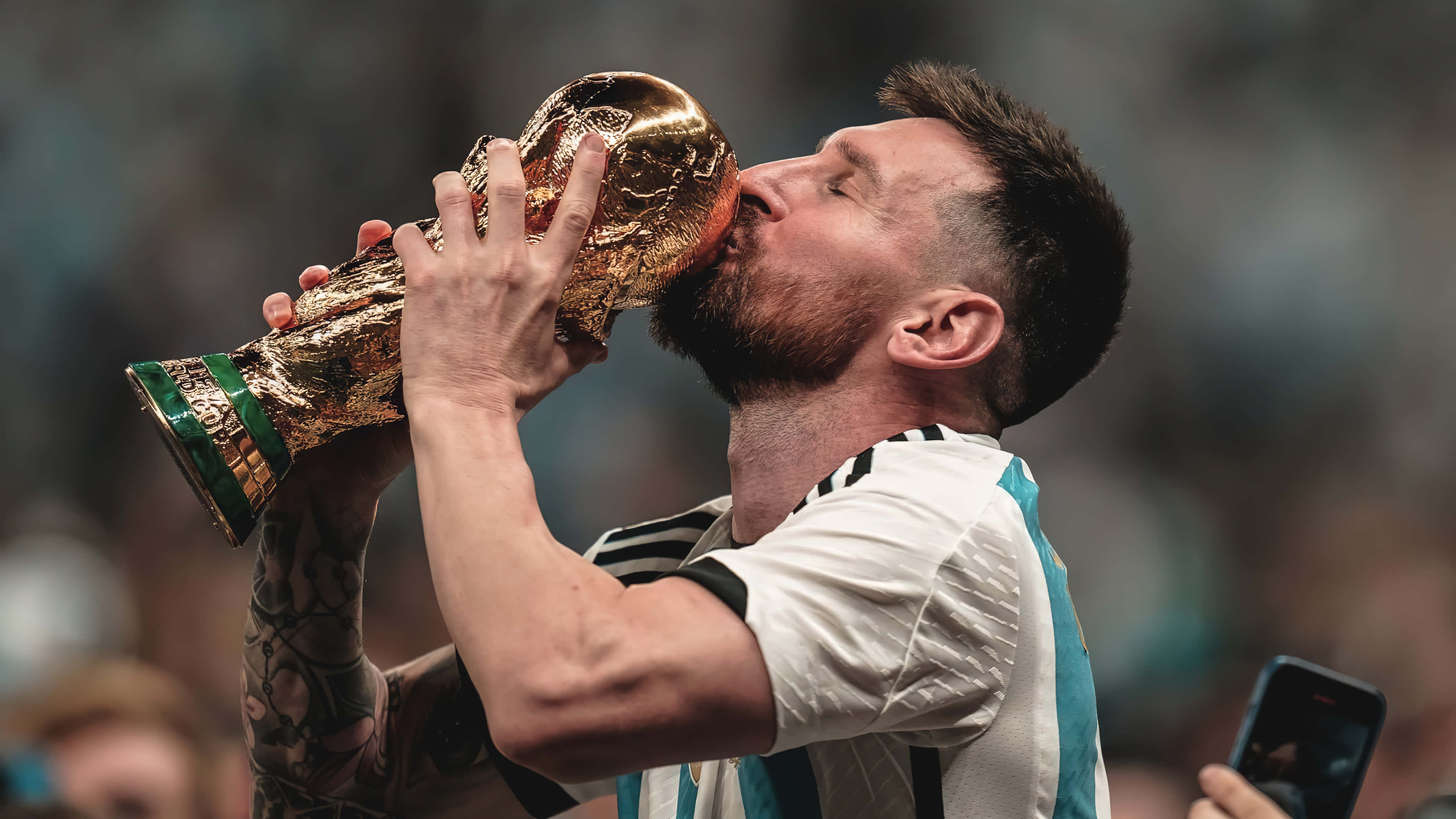 Lionel Messi pelaamassa jalkapalloa Taustakuvat