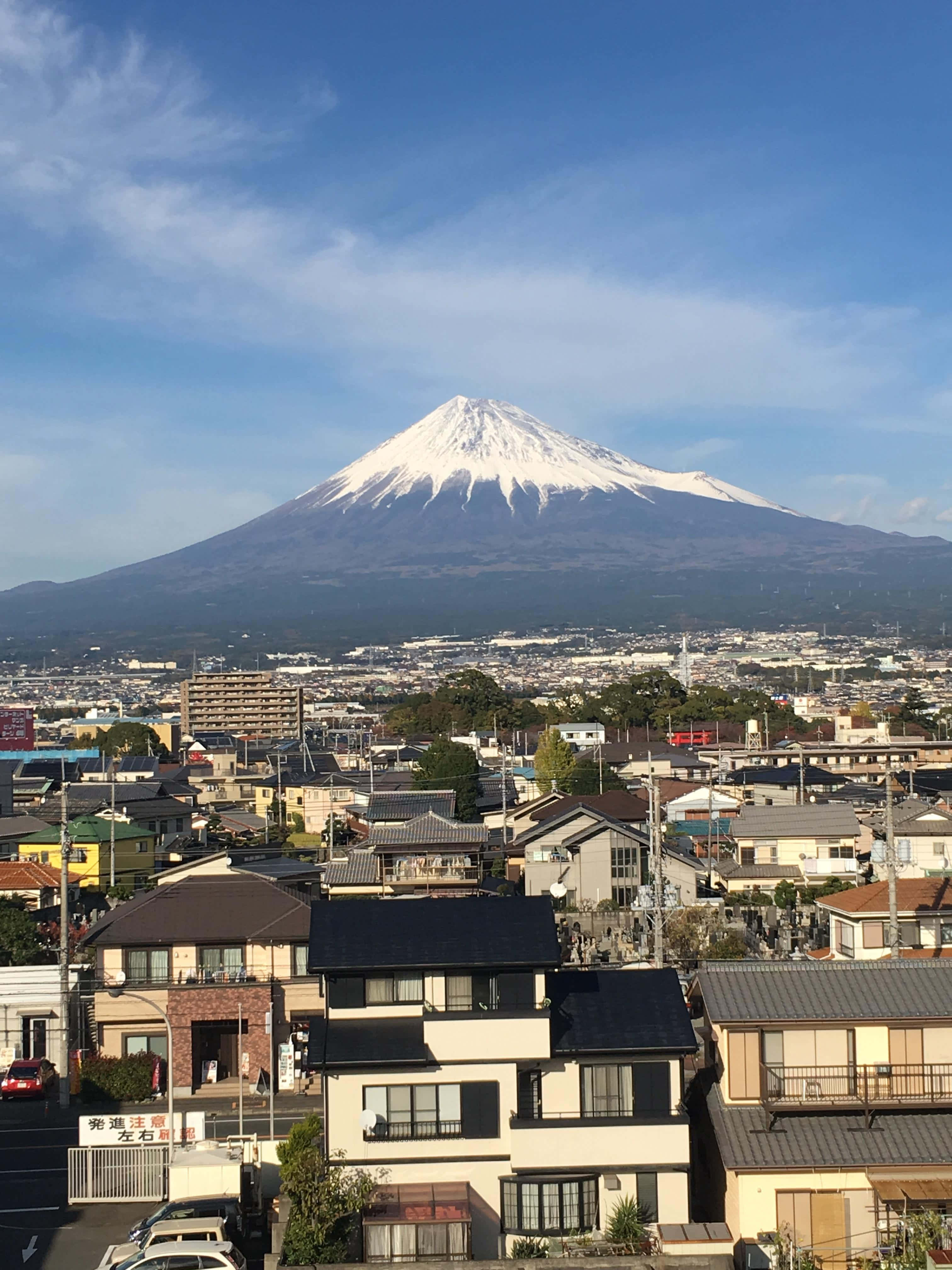 Lumihuippuisen Fuji-vuoren upea kauneus Japanissa Taustakuvat