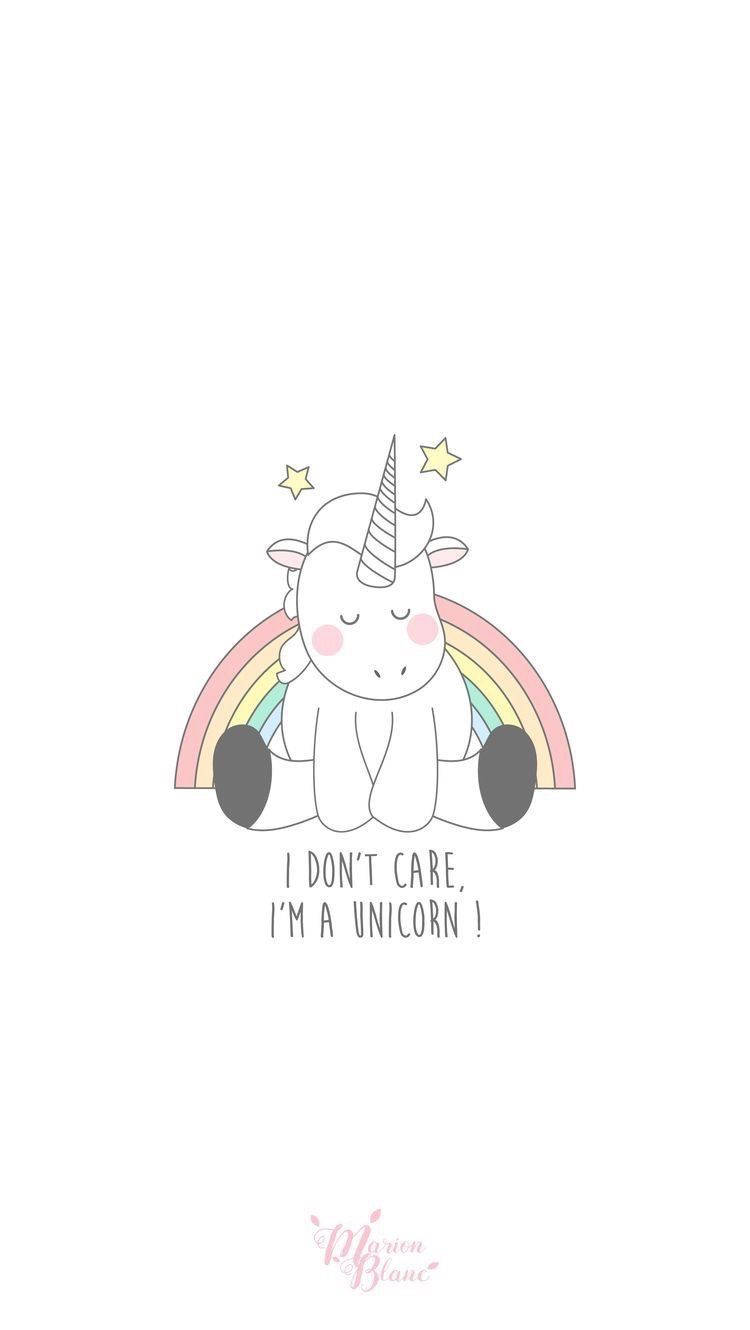 Valkoinen yksisarvinen istuu sateenkaaren edessä valkoisella minimalistisella taustalla, jossa lukee 'I don't care I'm a unicorn'.