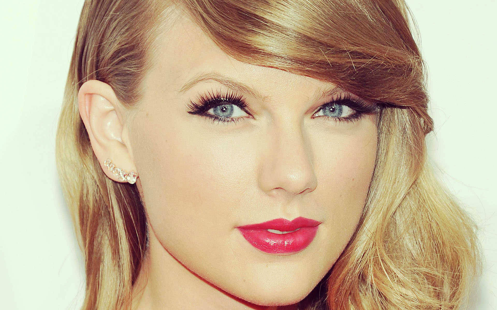 Taylor Swift lähikuva -taustakuva, jossa sähkönsiniset silmät
