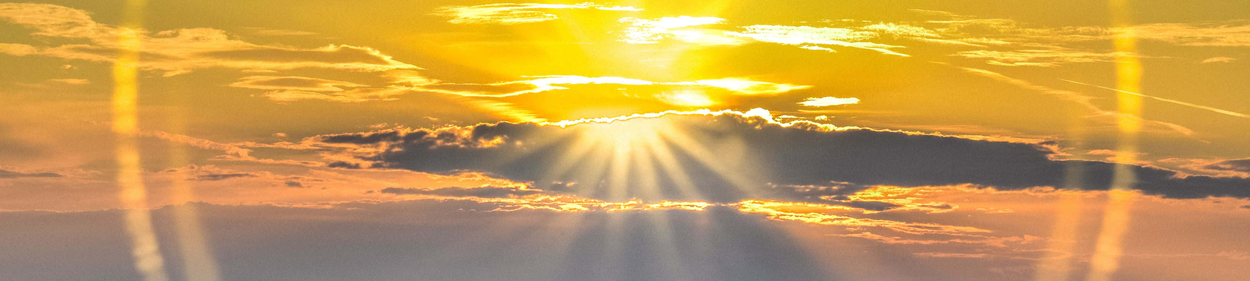 Mahtava auringonnousu tyynen veden yllä Taustakuvat