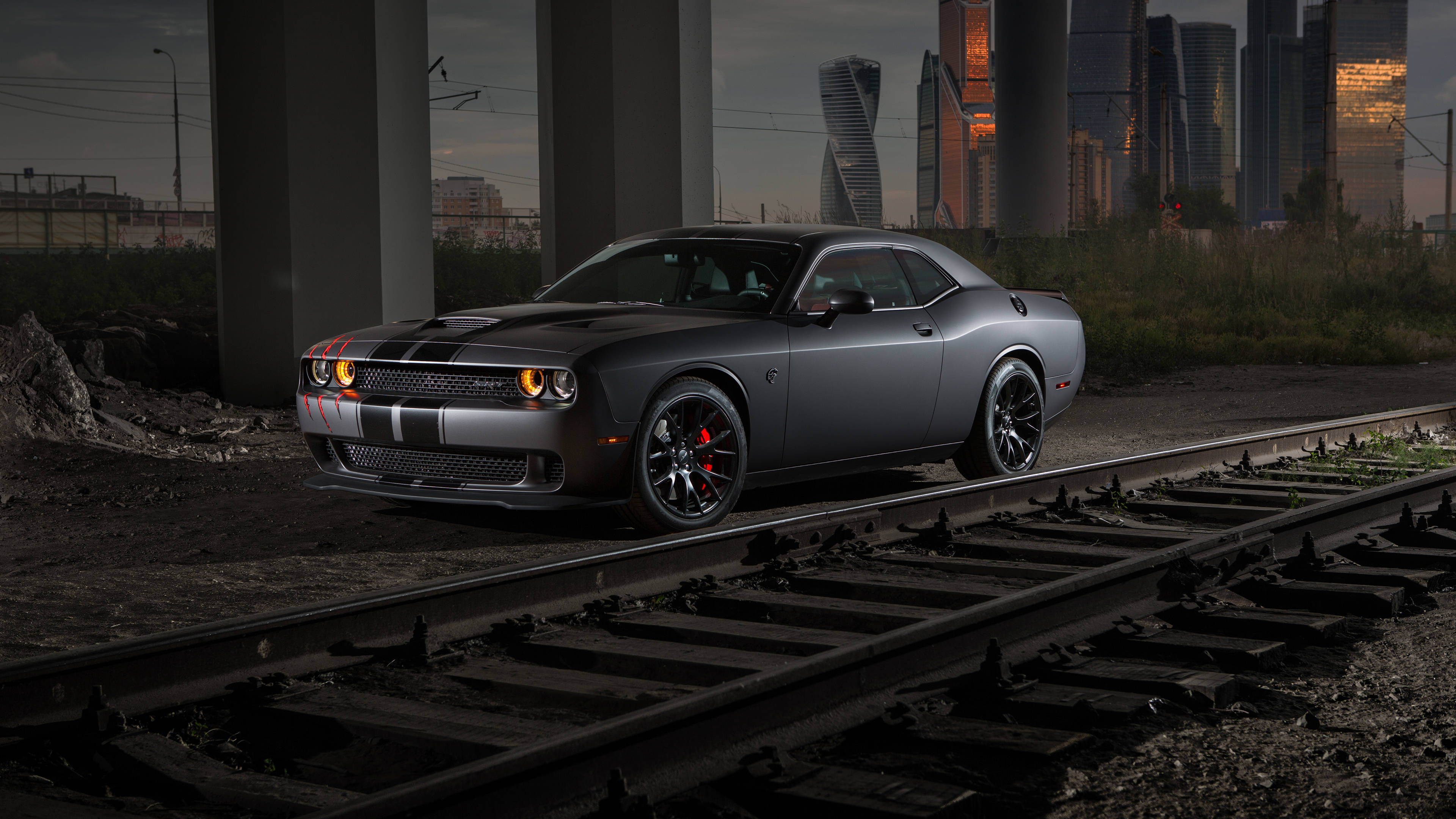 Mahtava Dodge Challenger Demon 4K -kuva rautatien äärellä Taustakuvat