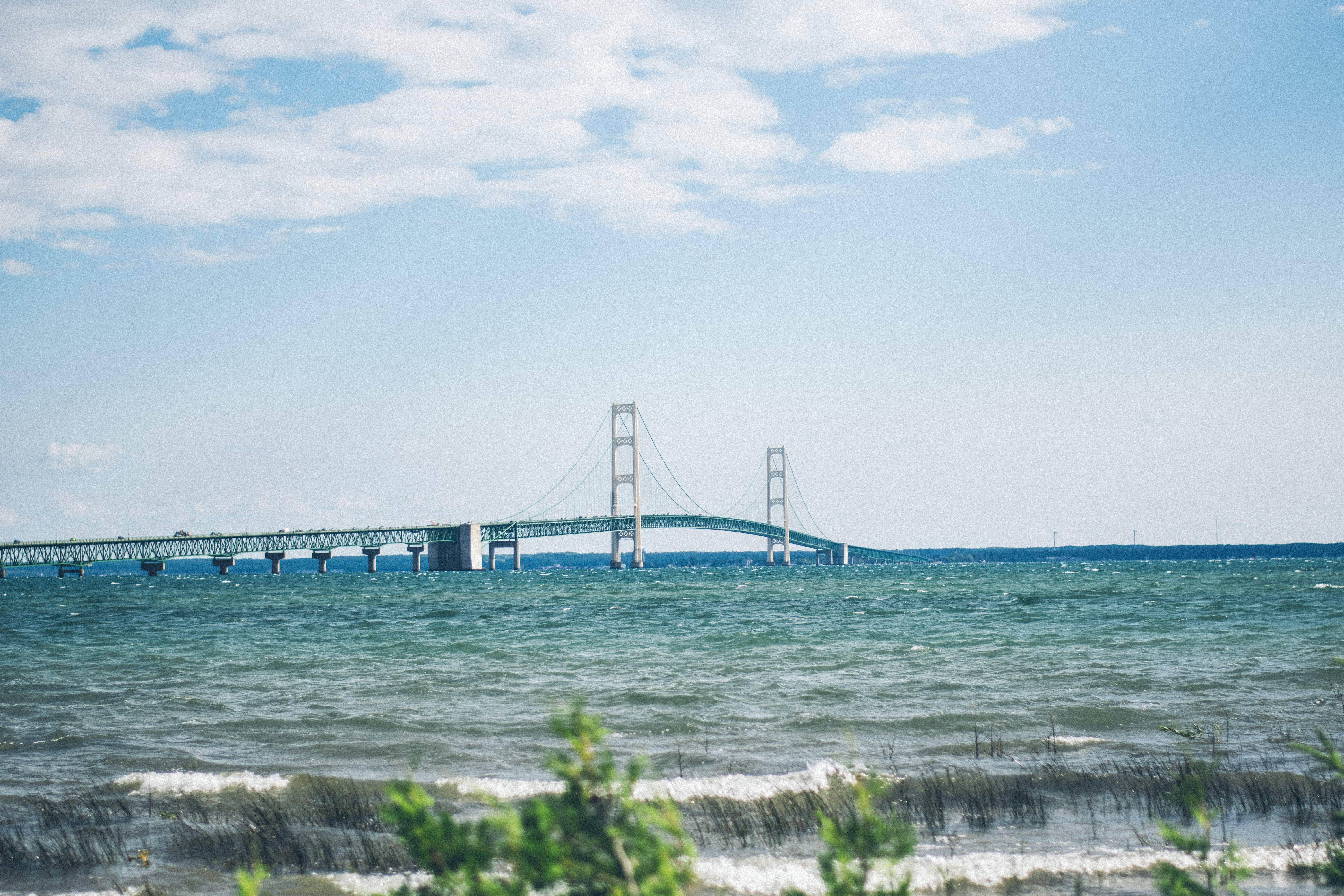 Mahtava Mackinac-silta ylittää tyynen sinisen veden Taustakuvat