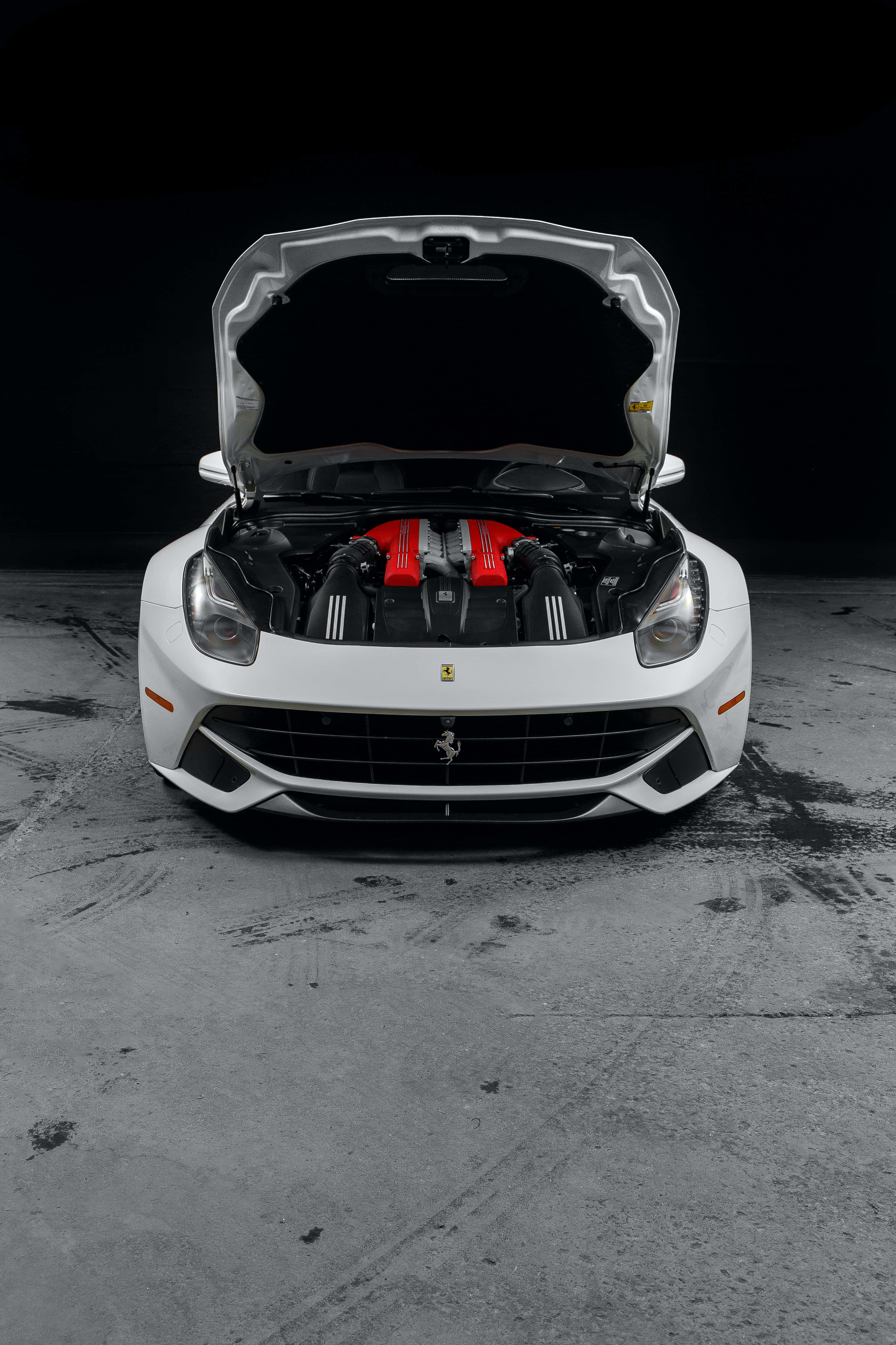 Mahtava nopeus-punainen Ferrari hämärää taivasta vasten Taustakuvat