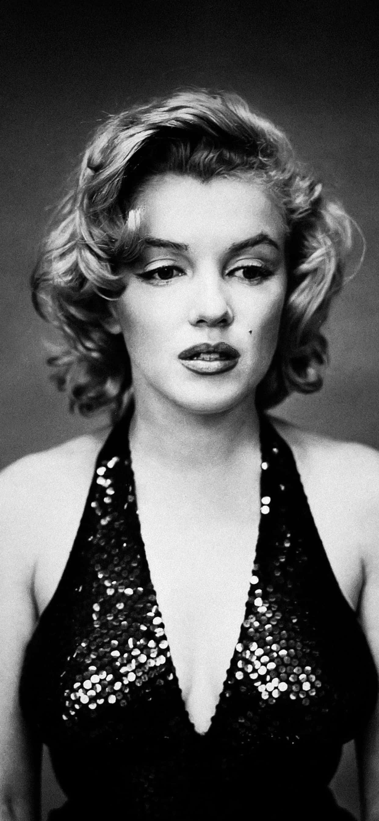 Marilyn Monroe poseeraa ikonisessa lookissaan iPhonella. Taustakuvat