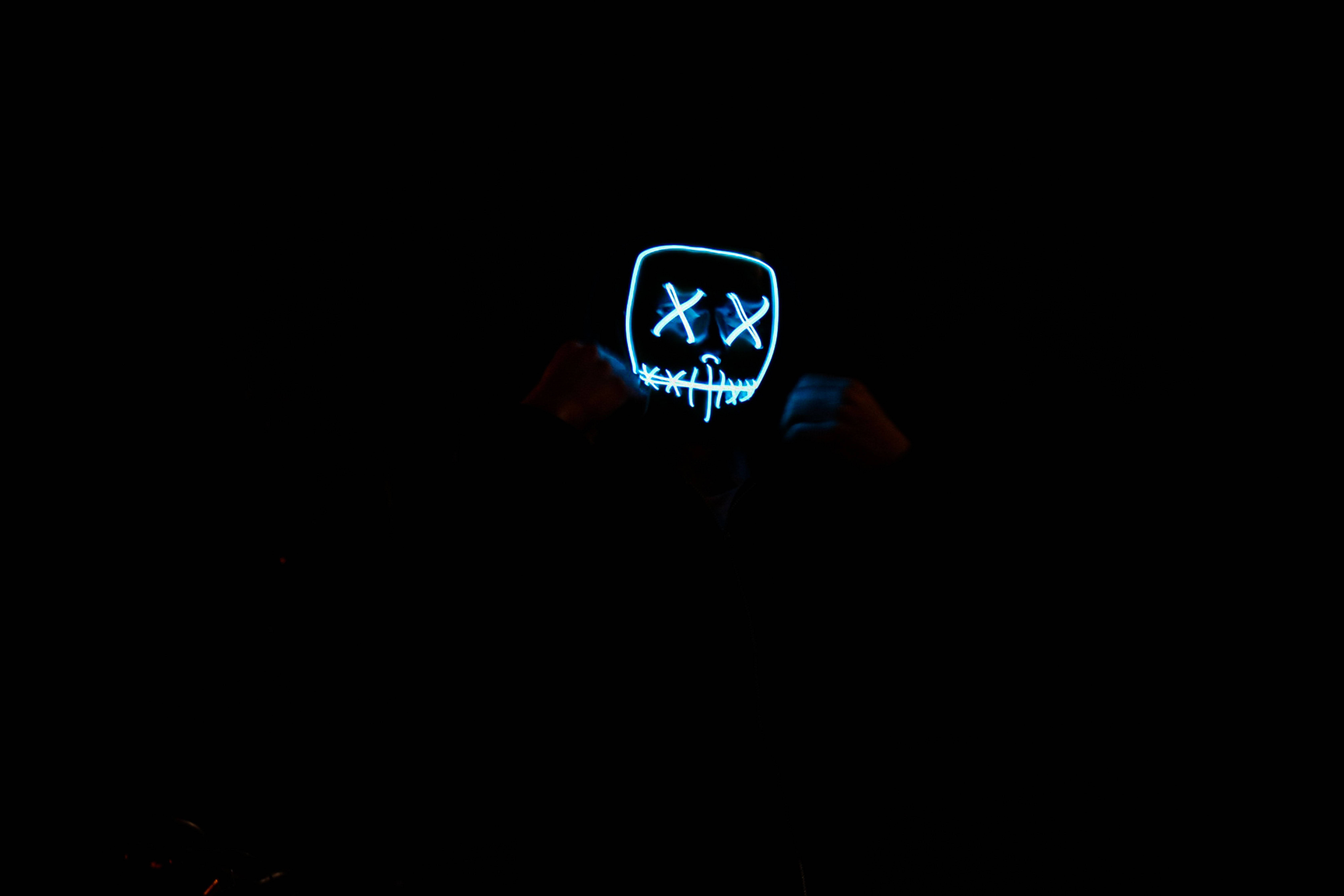 Marshmello siniset X silmät cool musta tikkukaveri katsomassa tietokonetta Taustakuvat