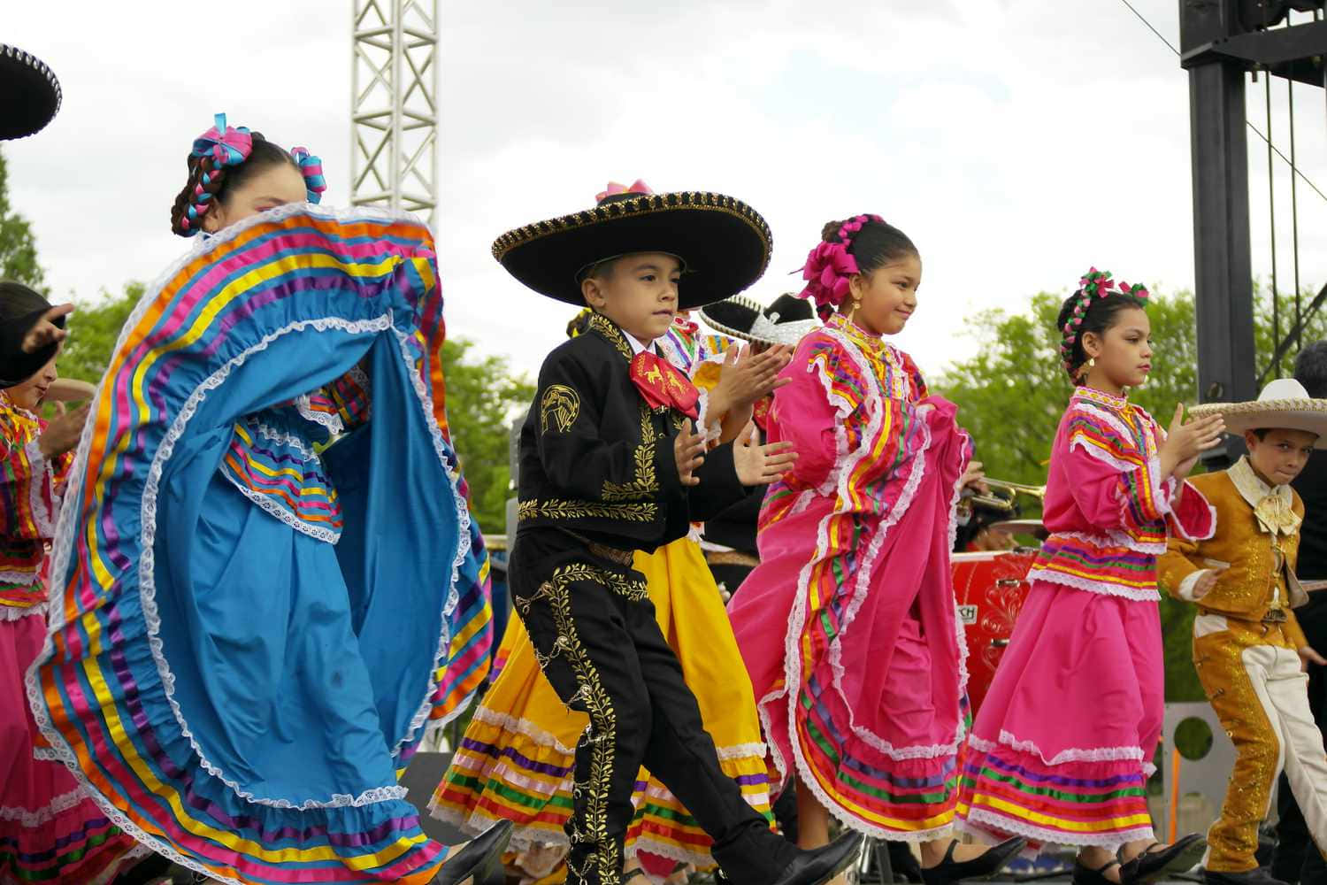 Meksikolaislapsia tanssimassa Cinco De Mayo -taustalla Taustakuvat