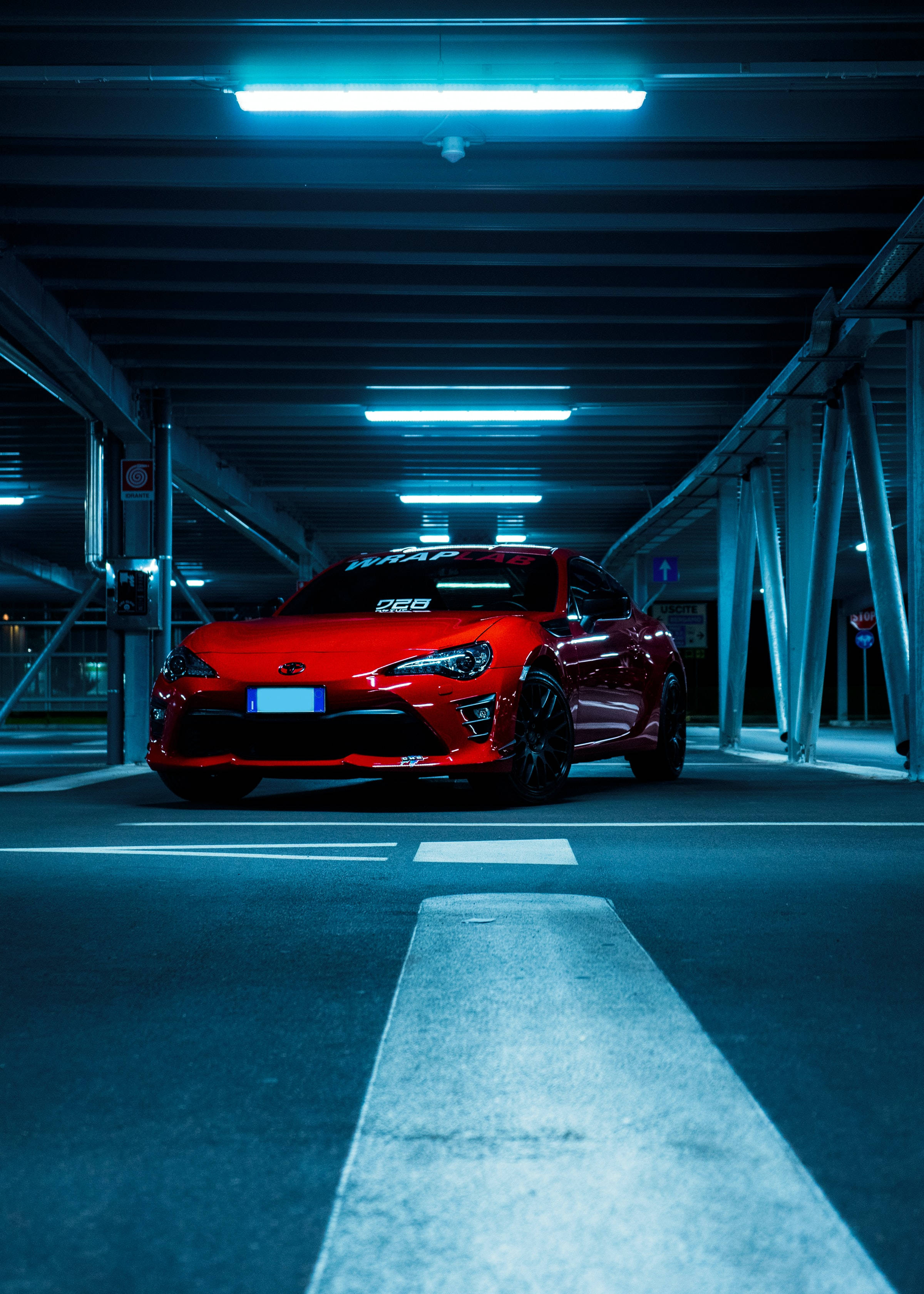 Metallinpunainen Toyota-auto Taustakuvat
