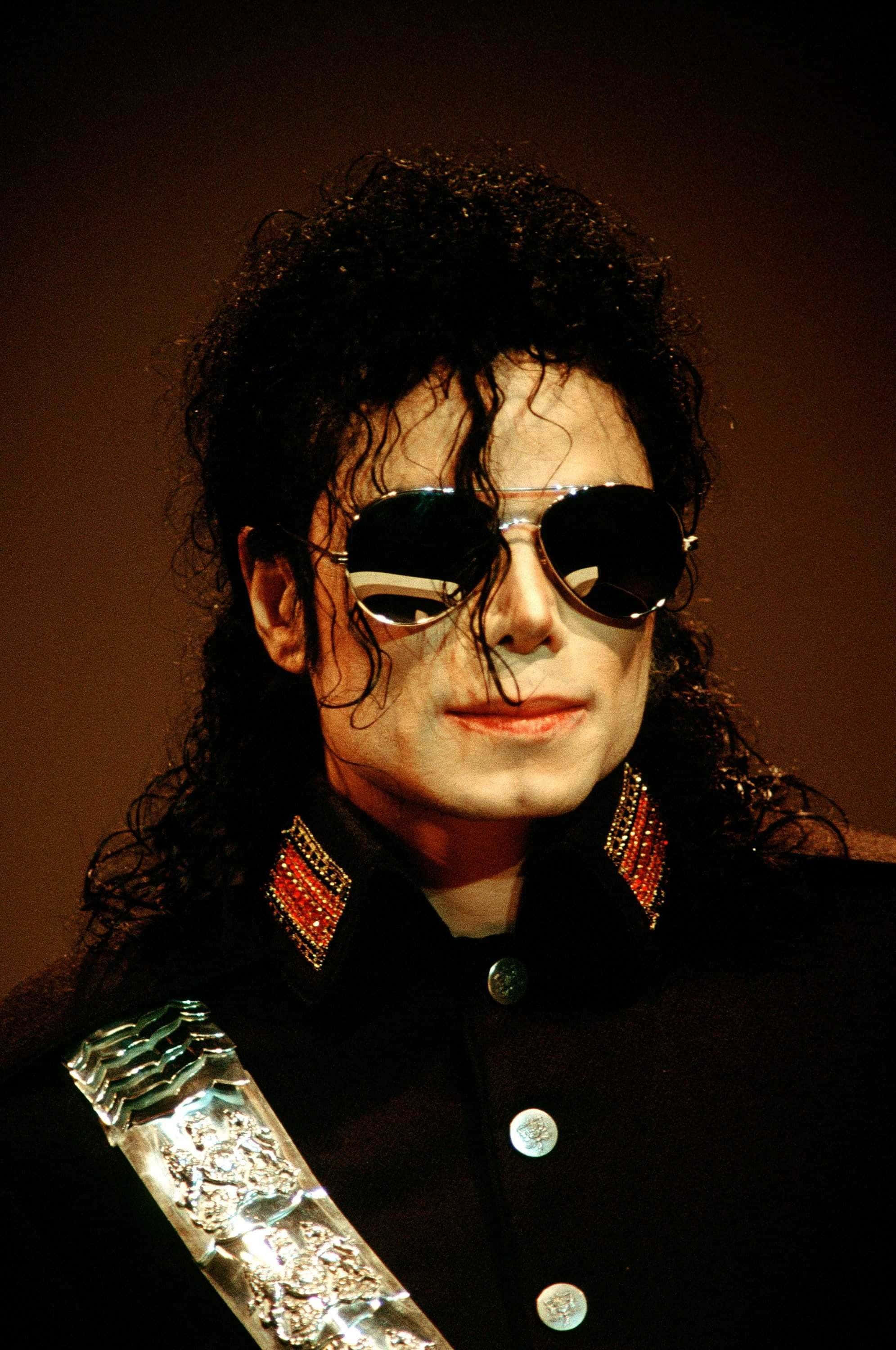 Michael Jackson ikoninen poseeraus vuoden 1991 esityksessä Taustakuvat