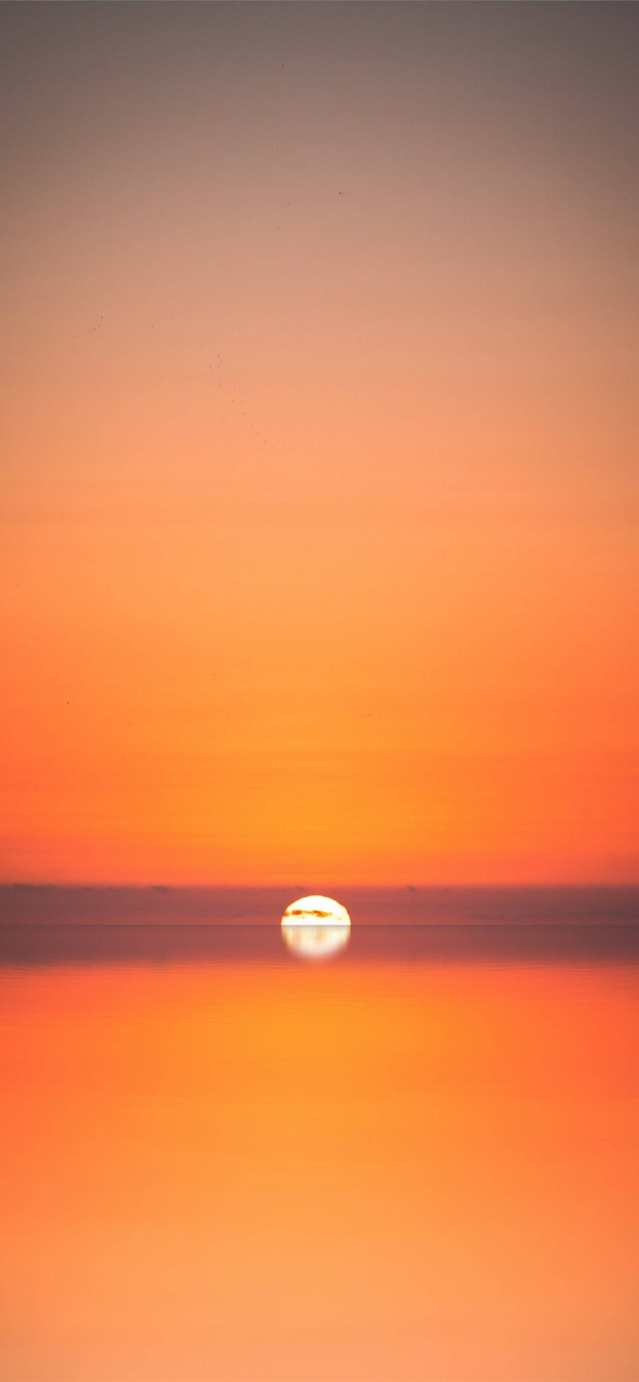 Mielenkiintoinen auringonlaskuranta iPhone Taustakuvat
