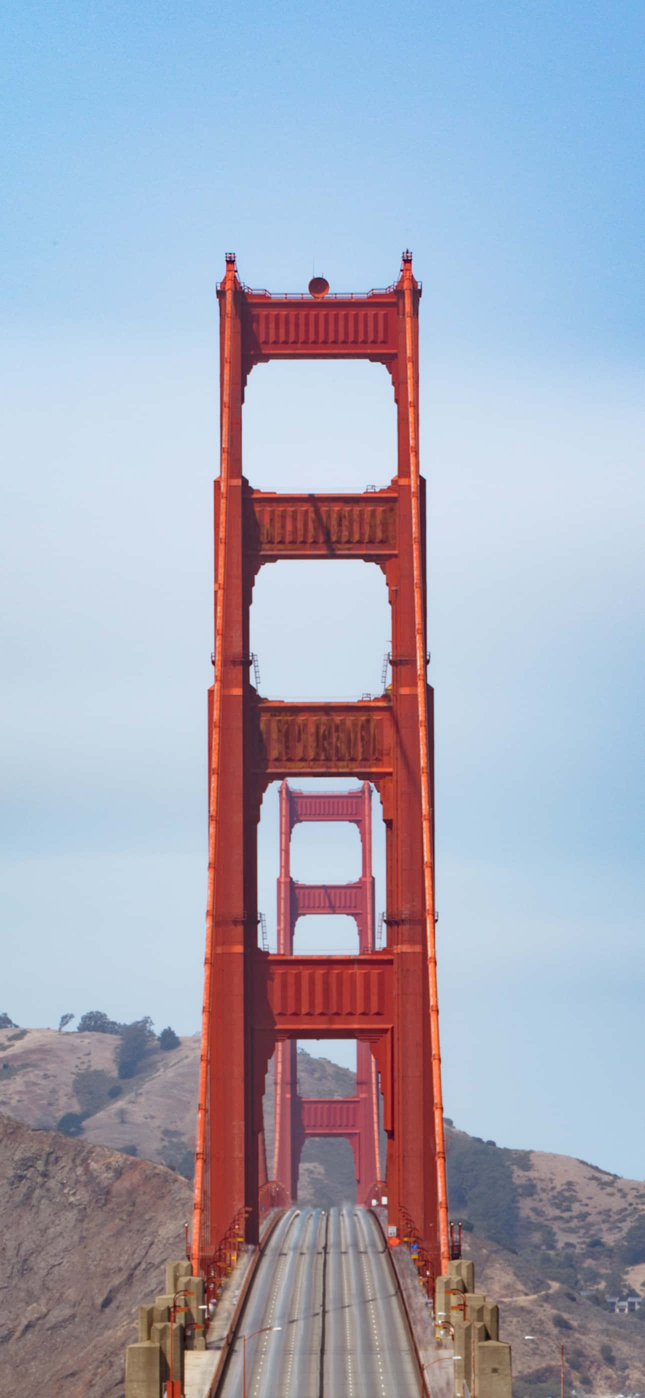 mies ajaa Golden Gate -sillan yli Taustakuvat