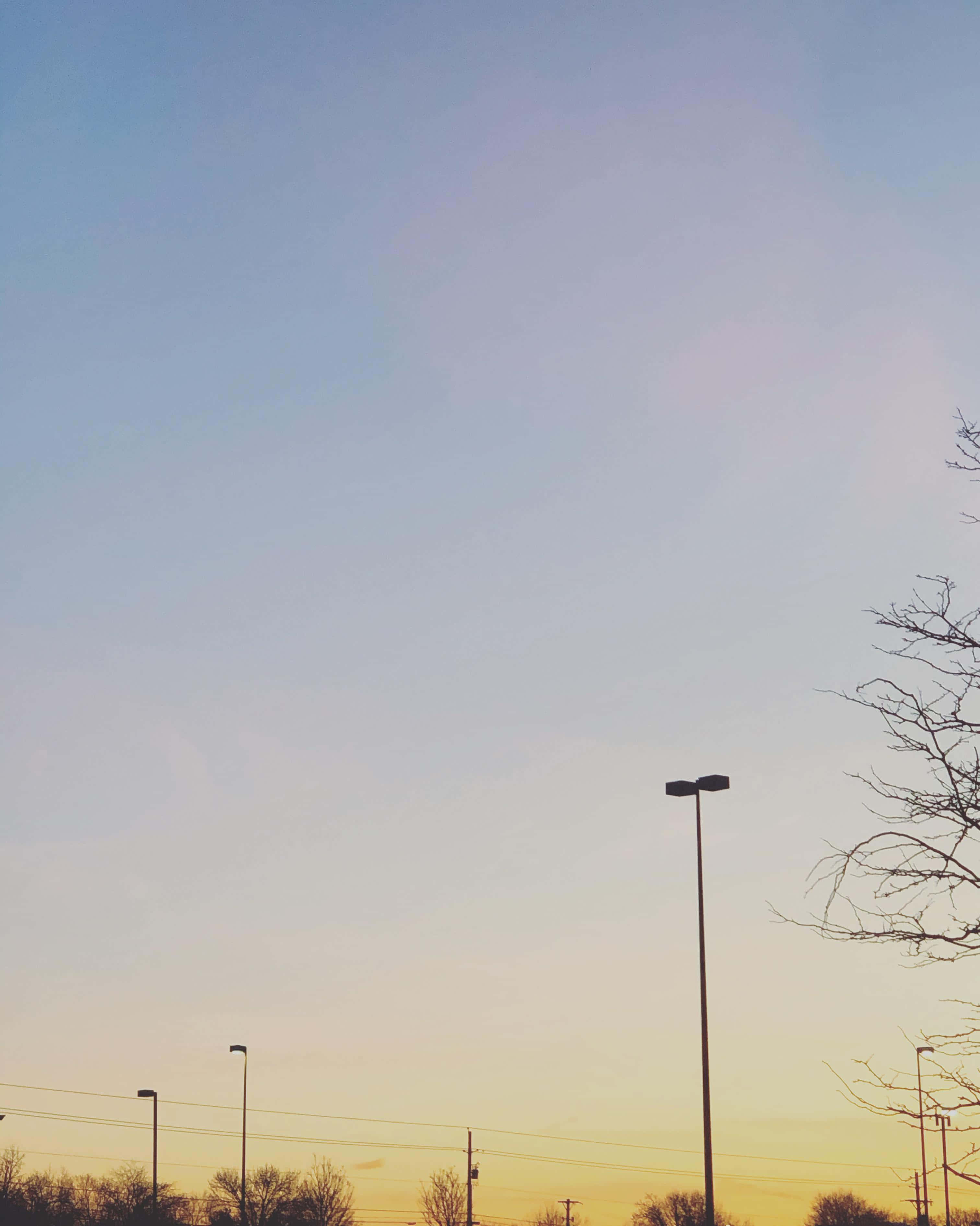 mies lennättää leijaa parkkipaikalla Taustakuvat