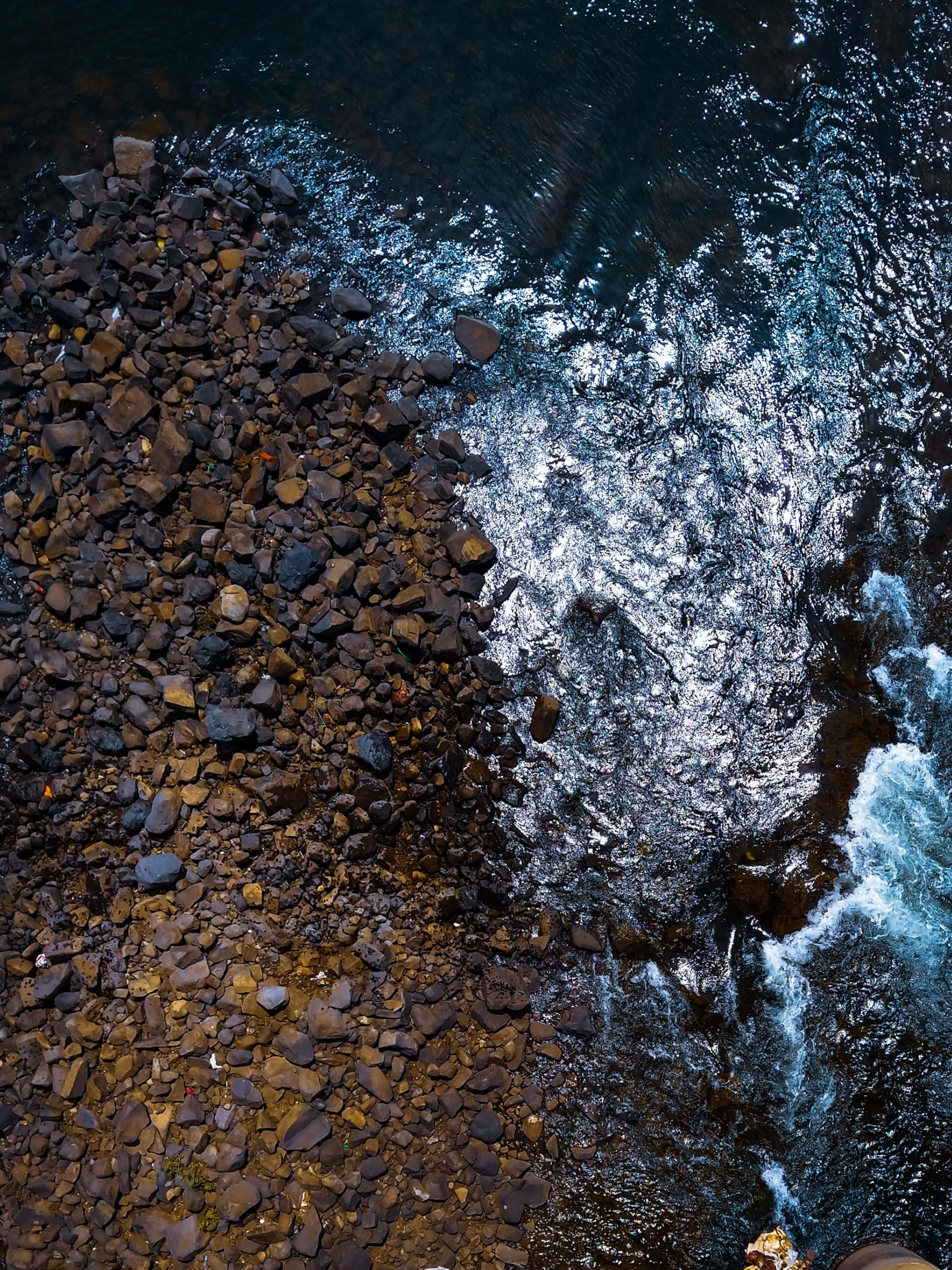mies seisoo kallionkielekkeellä katsellen vettä Taustakuvat