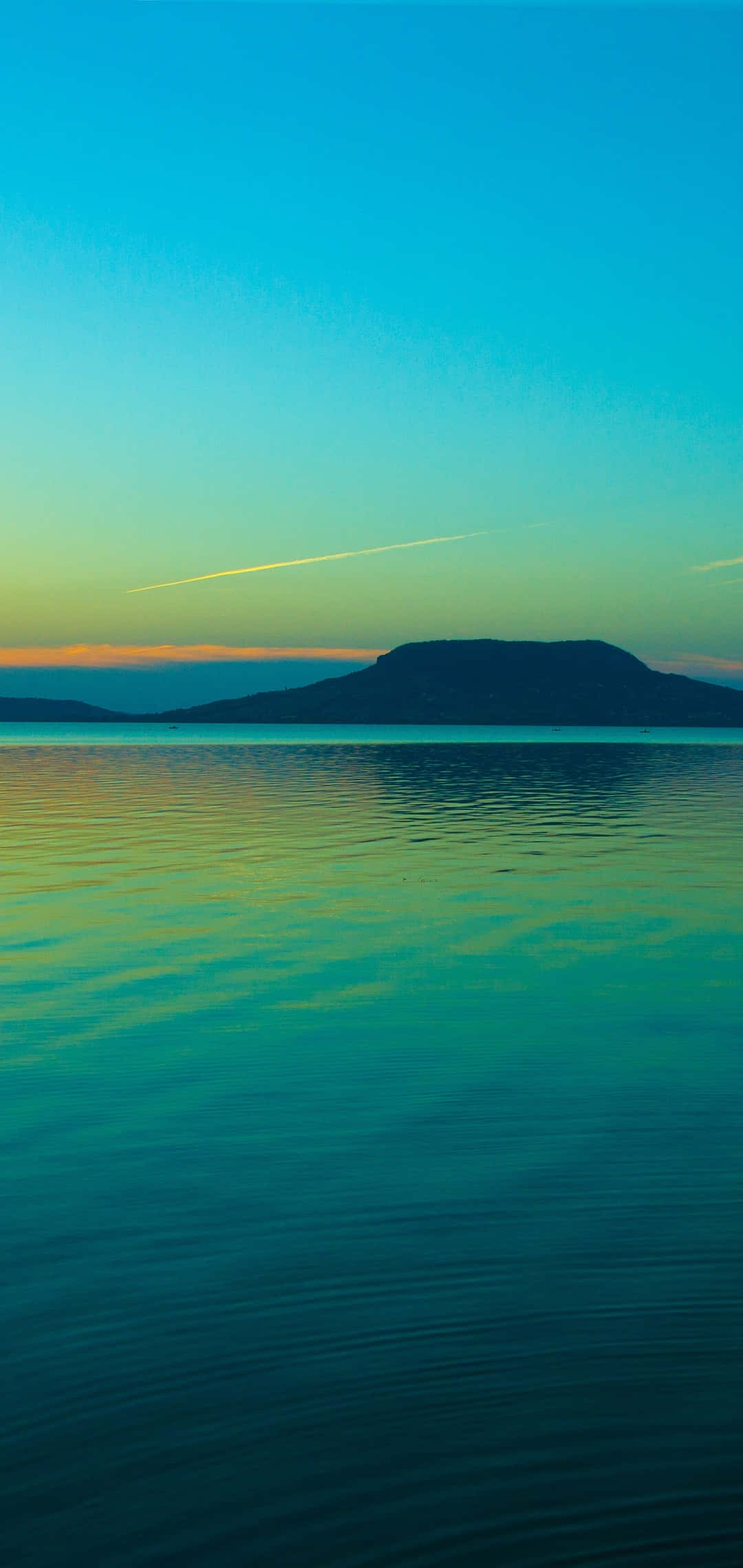 mies soutaa venettä järvellä auringonlaskun aikaan Taustakuvat
