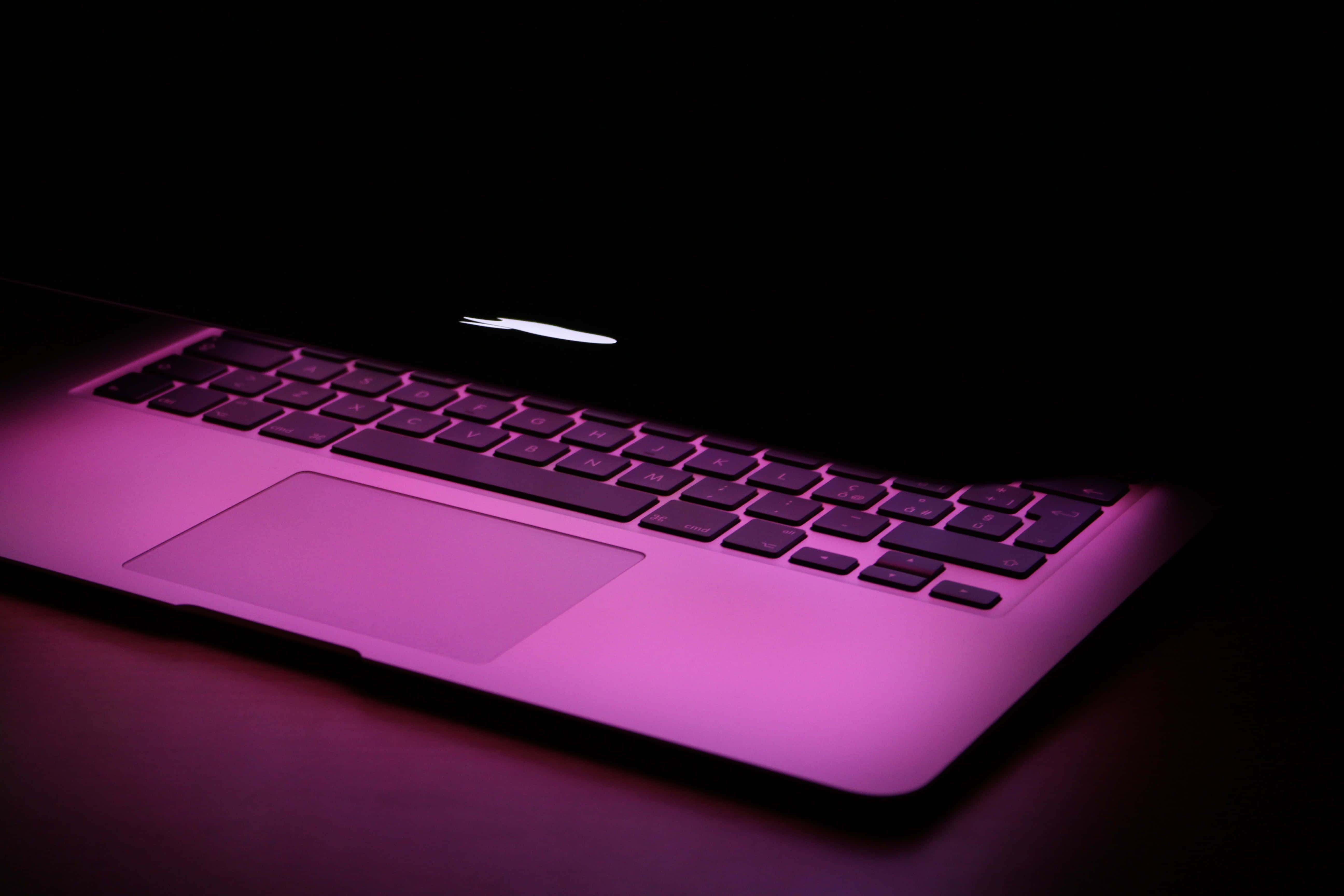 Minimalistinen esteettinen muotoilu, jossa on Macbook-kannettava Taustakuvat