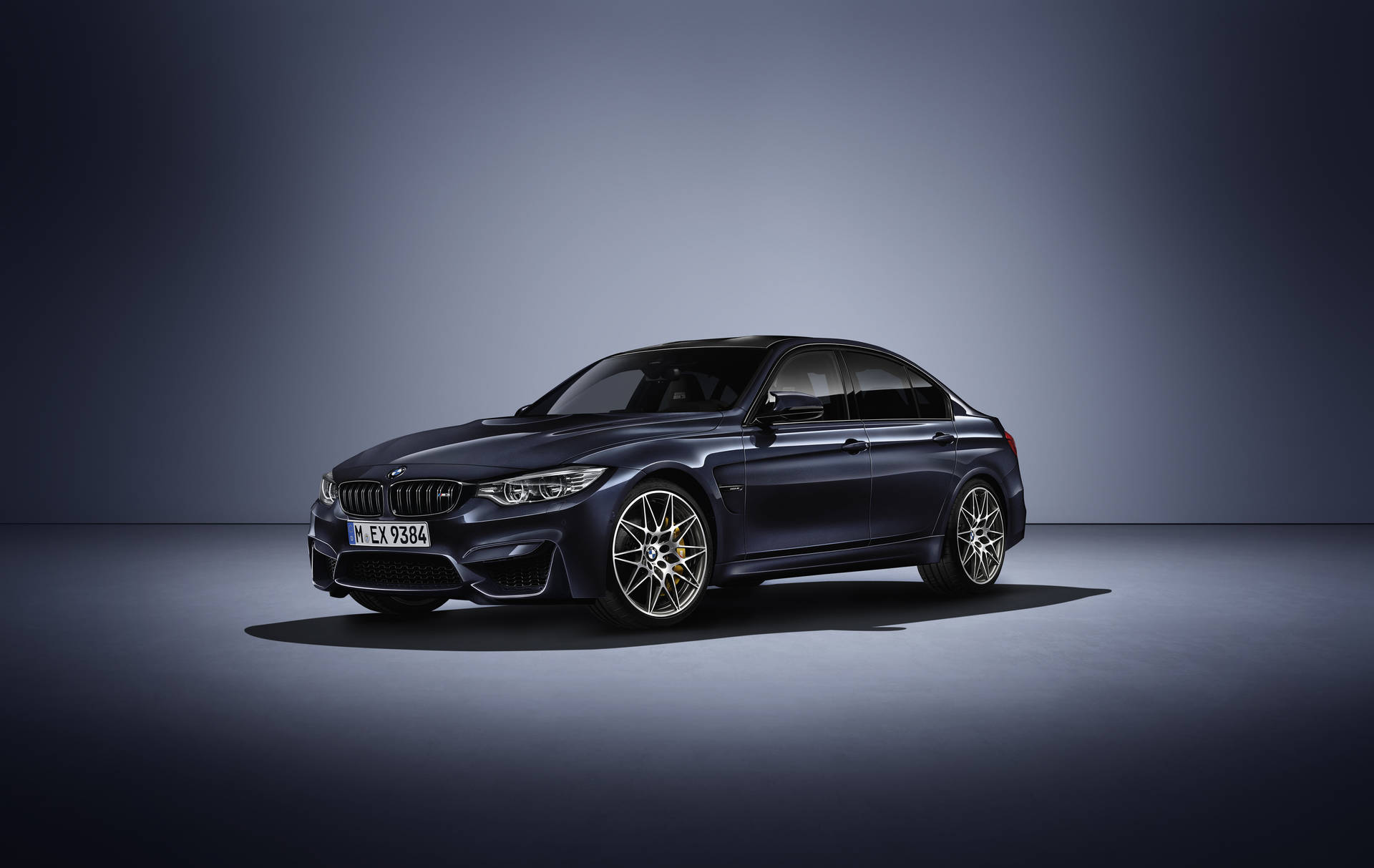 Musta BMW M3 30 Jahre Edition valokeilassa -taustakuva