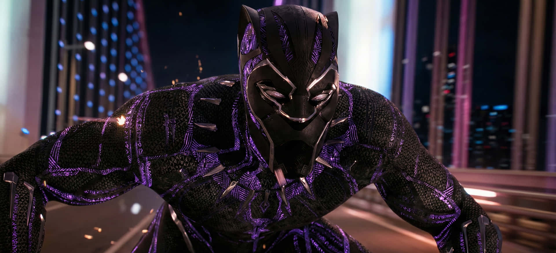 Musta Pantteri Vibranium-kinetiikkapuku 4K-taustakuva, Marvelin Musta Pantteri: Wakanda Forever -työpöytätausta, elokuvamainen Musta Pantteri violetti hehku toimintakohtaus, Musta Pantteri 4K Ultra HD tumma, T'Challa, Marvel, Wakanda, 4K, HD, työpöytätaustakuva, violetti hehku