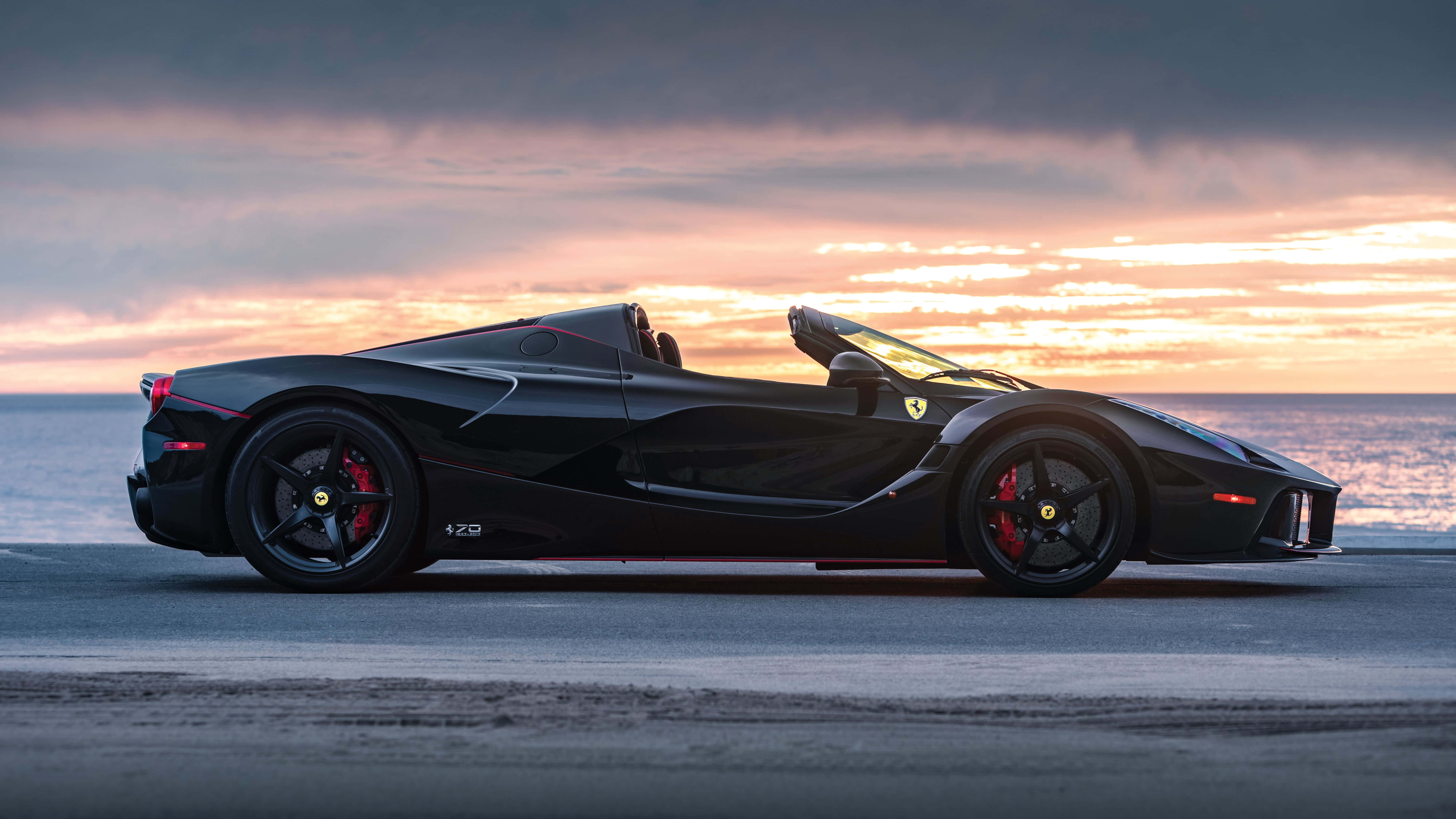 Mustan Ferrarin auringonlasku rannalla 4K Taustakuvat