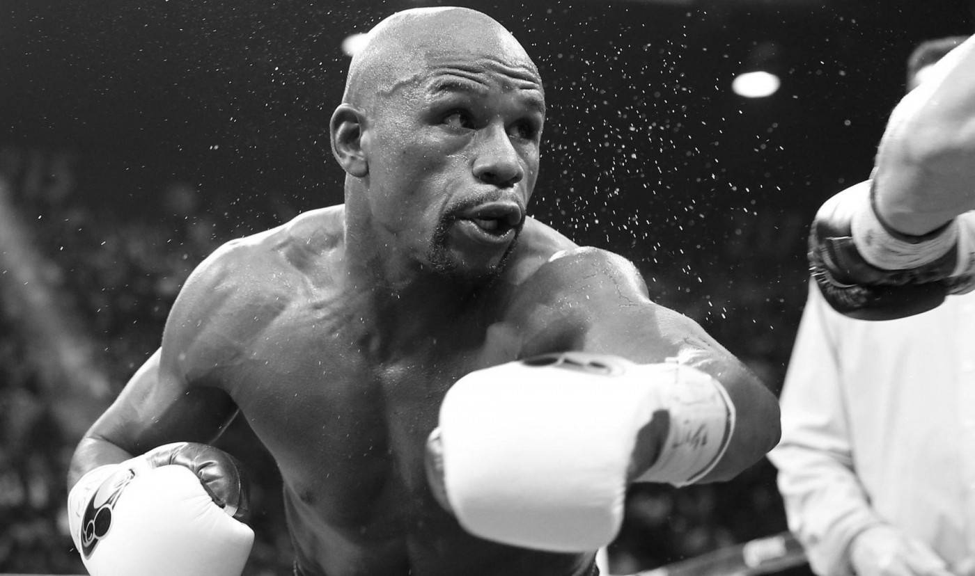 Mustavalkoinen Floyd Mayweather lyömässä Taustakuvat