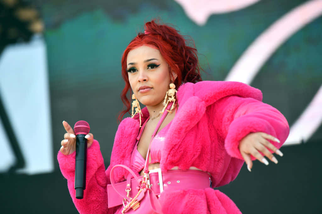 Muusikko Doja Cat kotistudiossaan Taustakuvat
