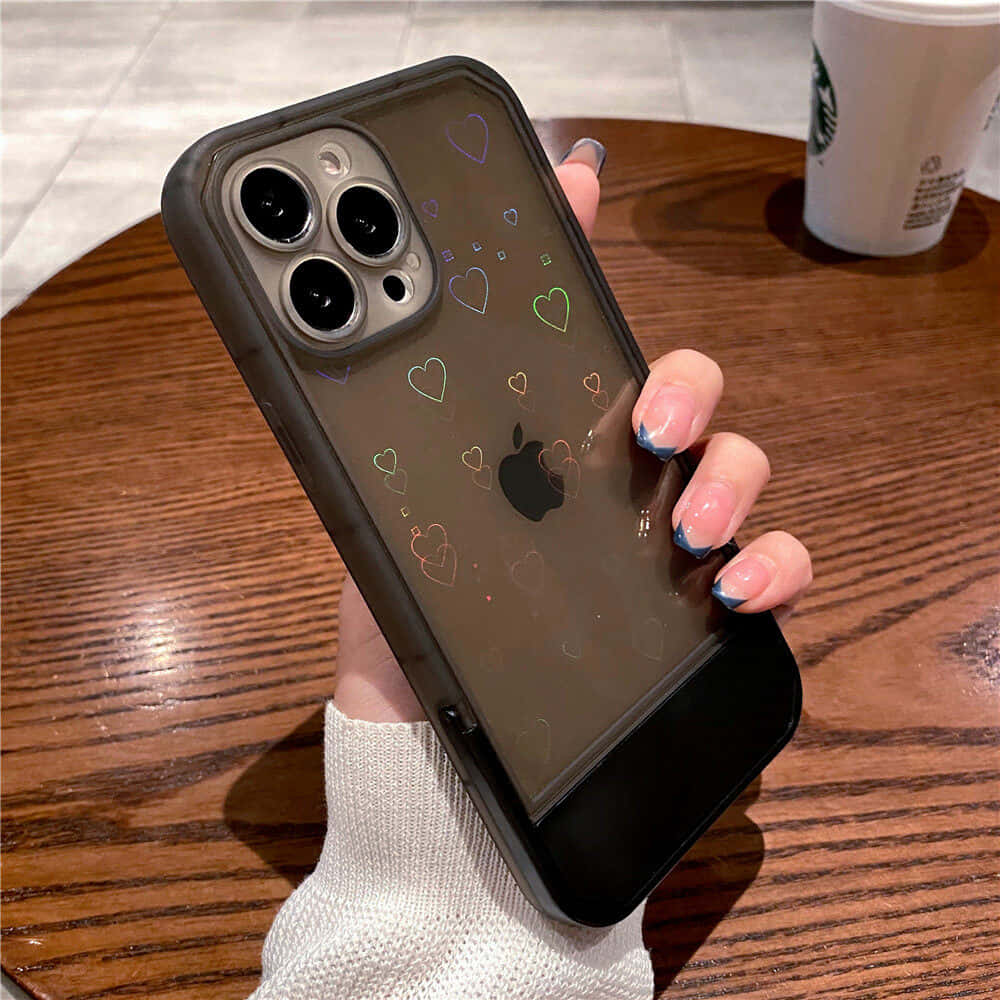 nainen pitää kädessään iPhone 11 -suojusta, jossa on sydämiä Taustakuvat