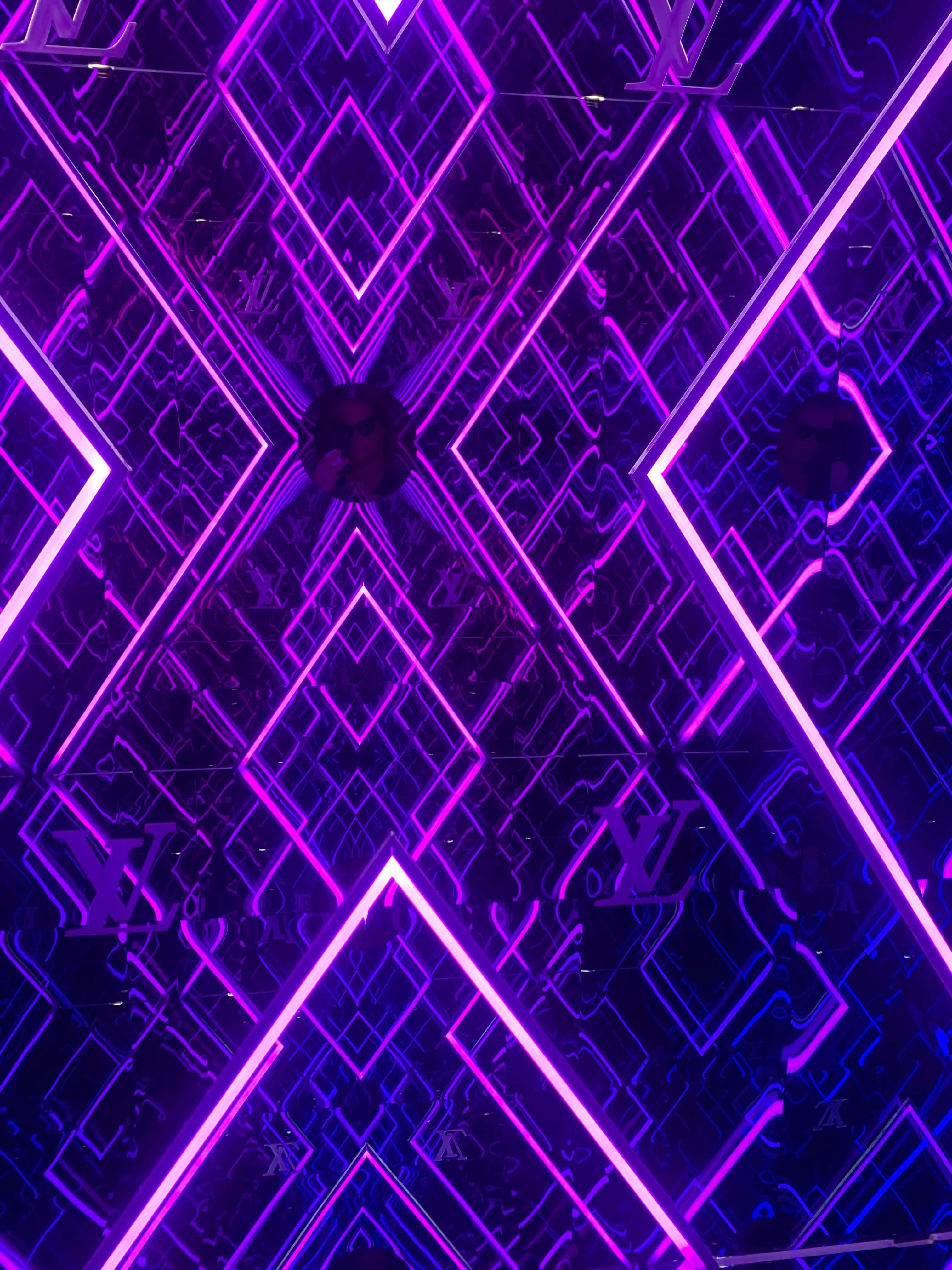 Nauti eloisasta violetista neon taustasta. Taustakuvat