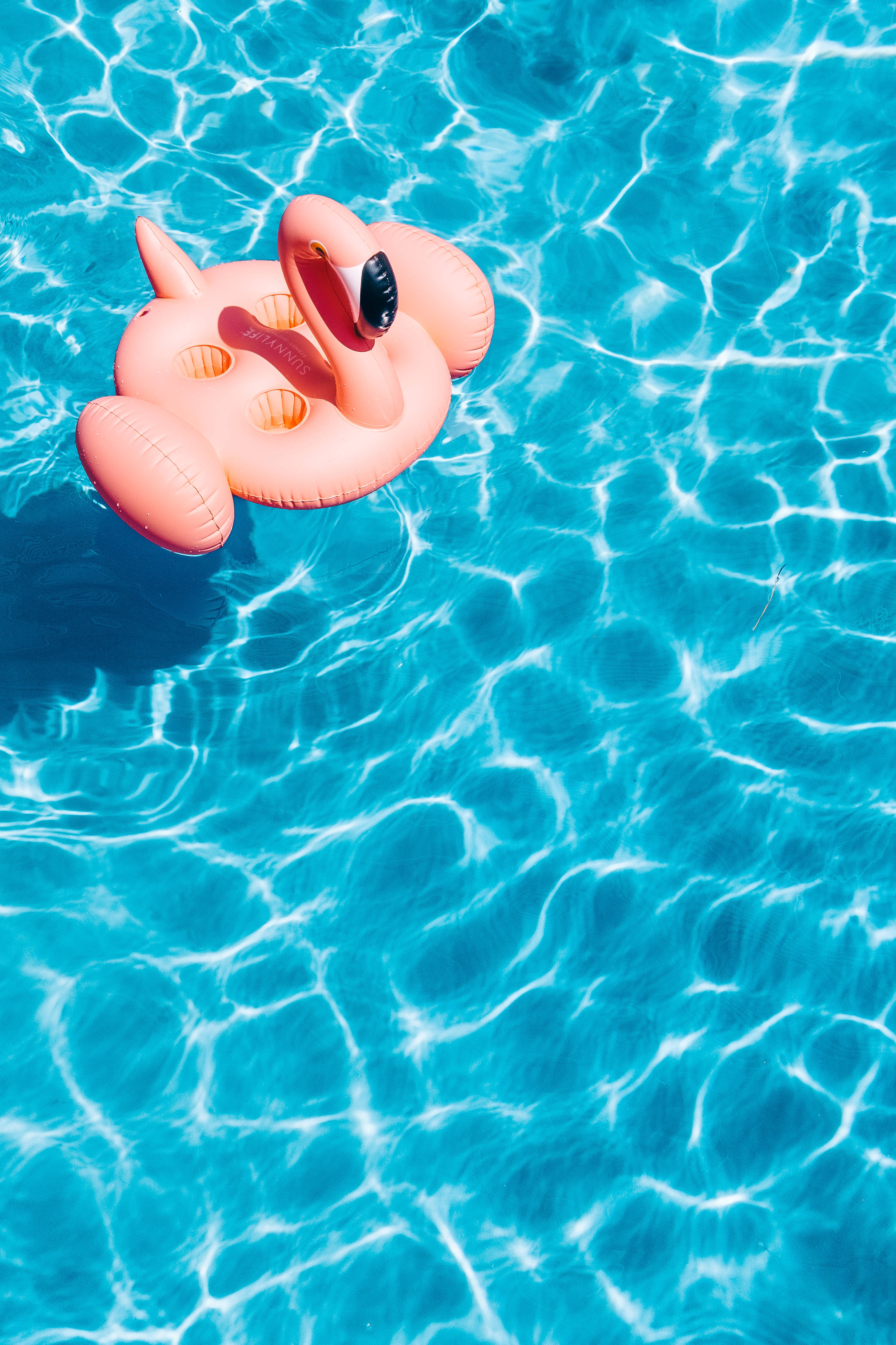 Nauti kesän hauskuudesta kelluen jättimäisellä flamingokumiveneellä Taustakuvat