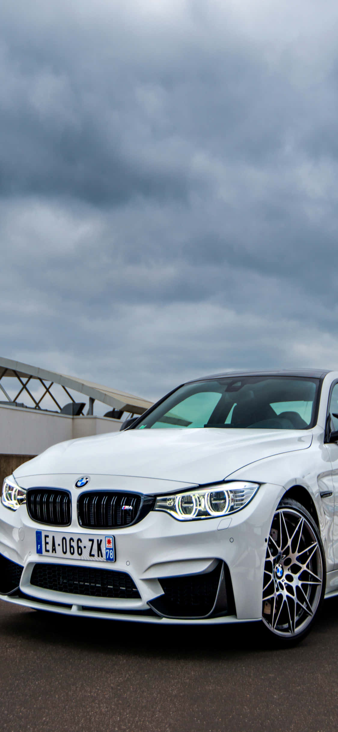 Nauti uuden iPhone X:n ja BMW:n voimasta. Taustakuvat