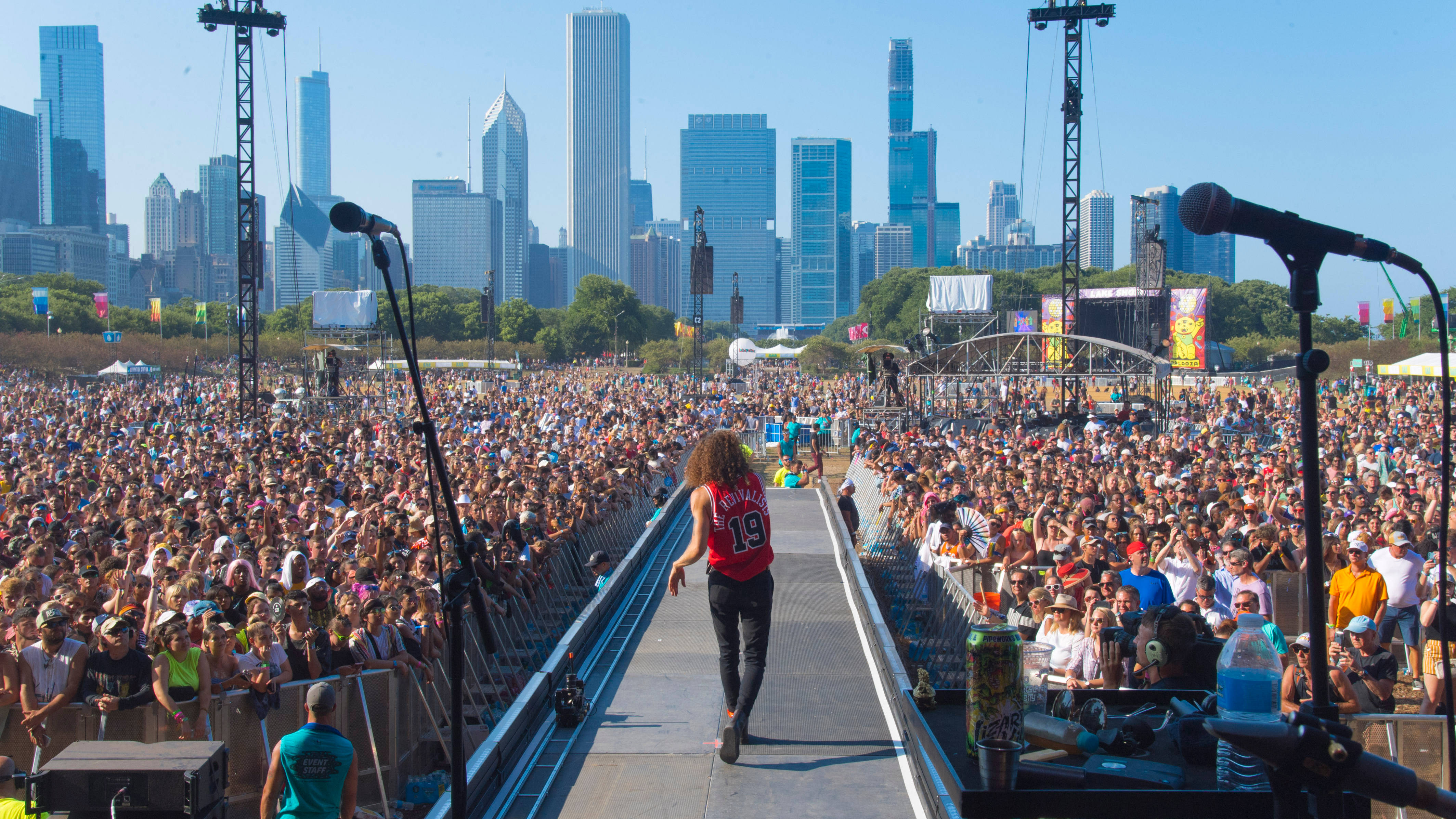 Nauttien aurinkoisesta kesäpäivästä Lollapalooza Chicagossa! Taustakuvat