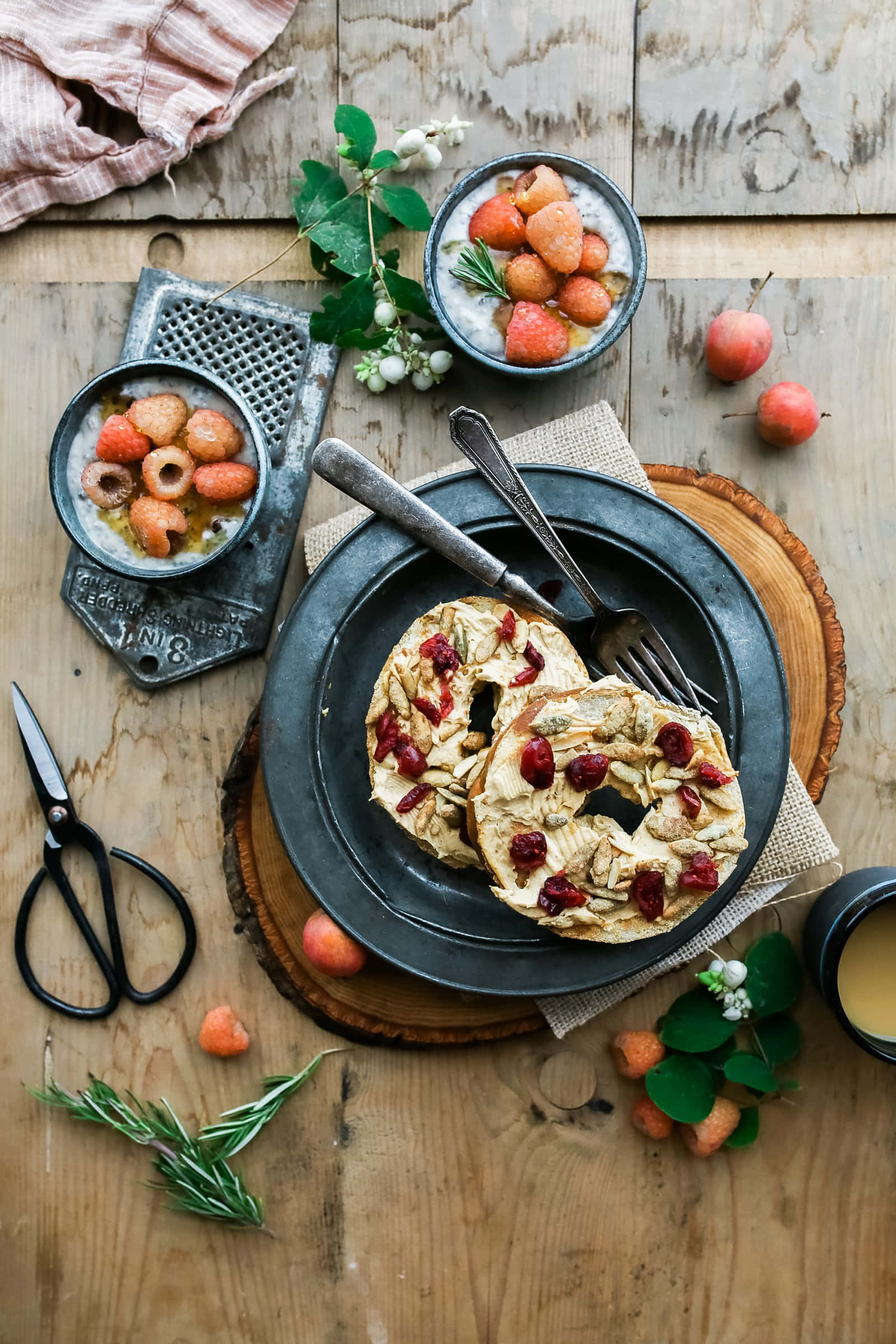 Nauttien vasta valmistetusta gourmet-ateriasta Taustakuvat