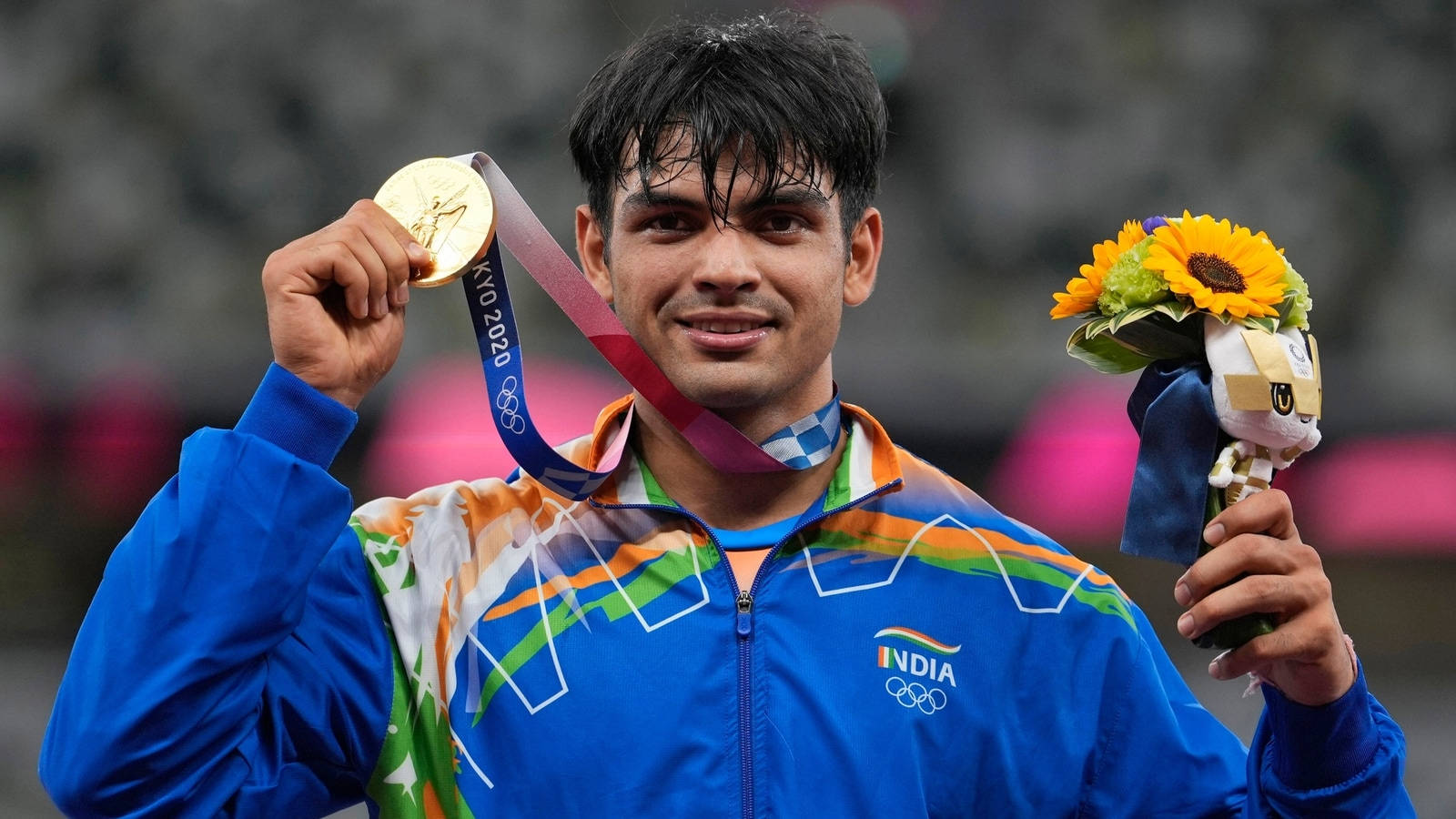 Neeraj Chopra mitalin kanssa Taustakuvat