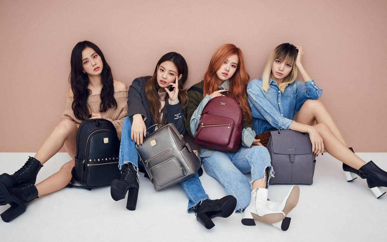 Neljä Blackpink-jäsentä kantaa reppujaan tyylikkäästi. Taustakuvat