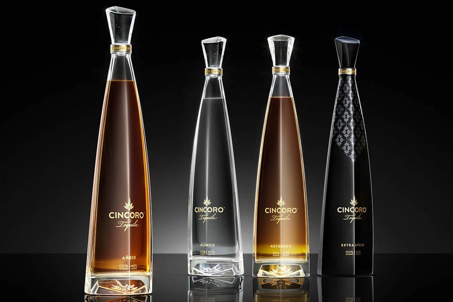 Neljä Cincoro Tequila -pulloa mustalla liukuvärillä Taustakuvat