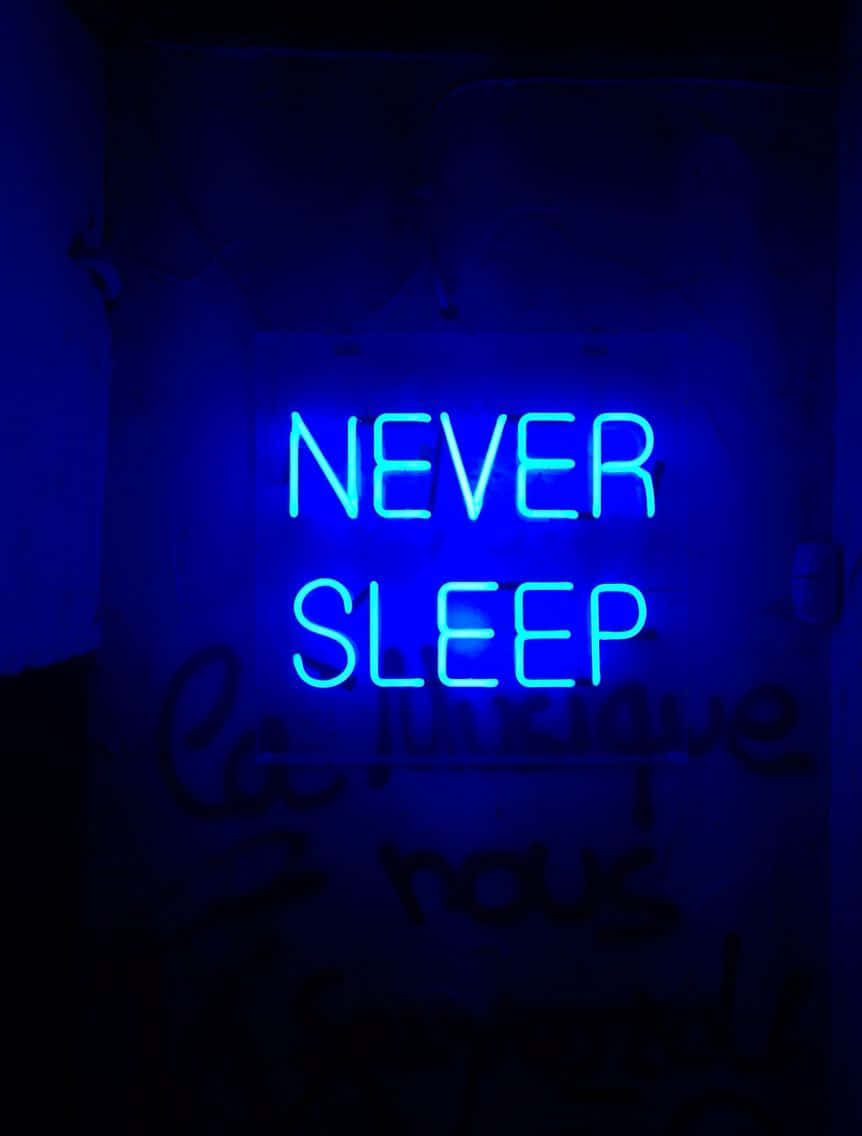 Neon-yötaivas valaisee kaupungin. Taustakuvat