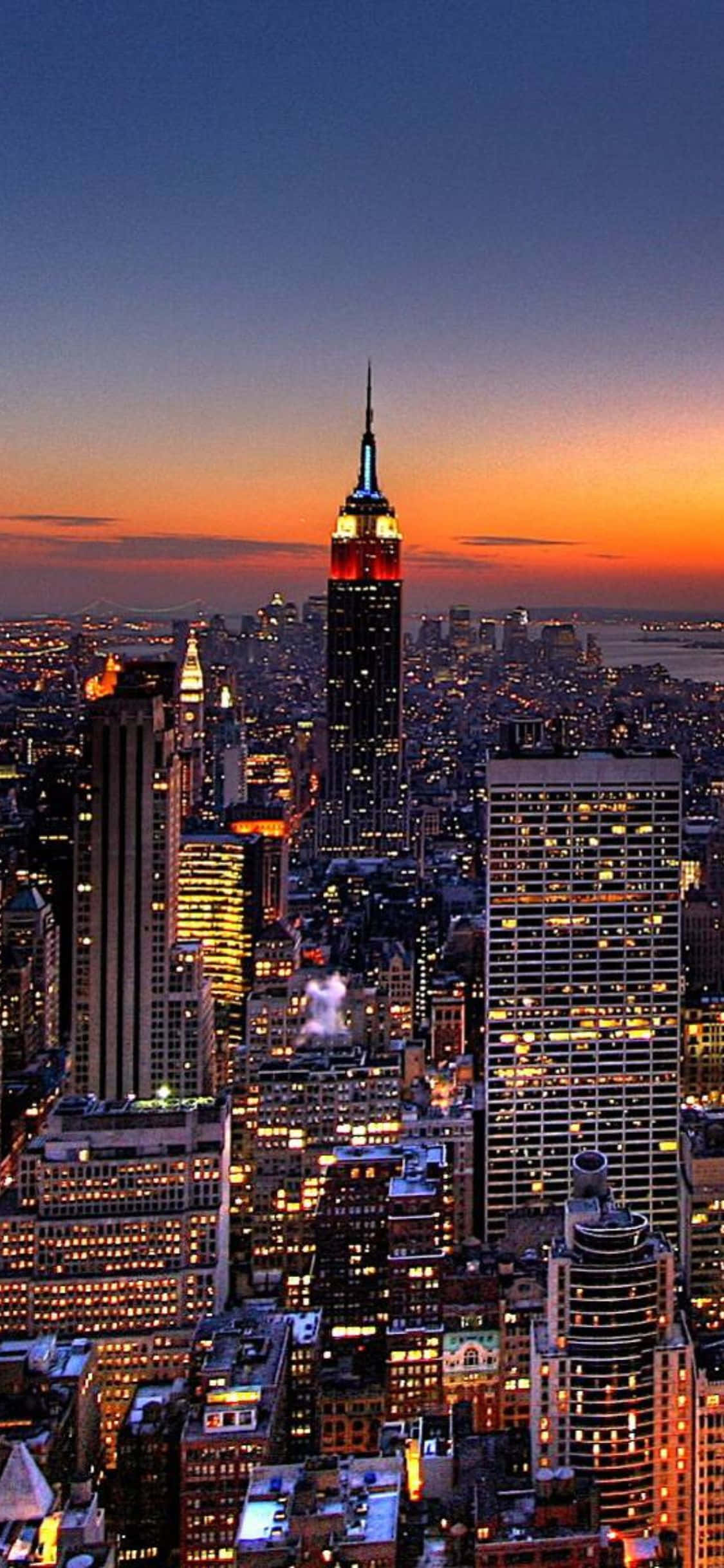 New Yorkin horisontti kimaltelee iPhone X:n siluetin kanssa Taustakuvat