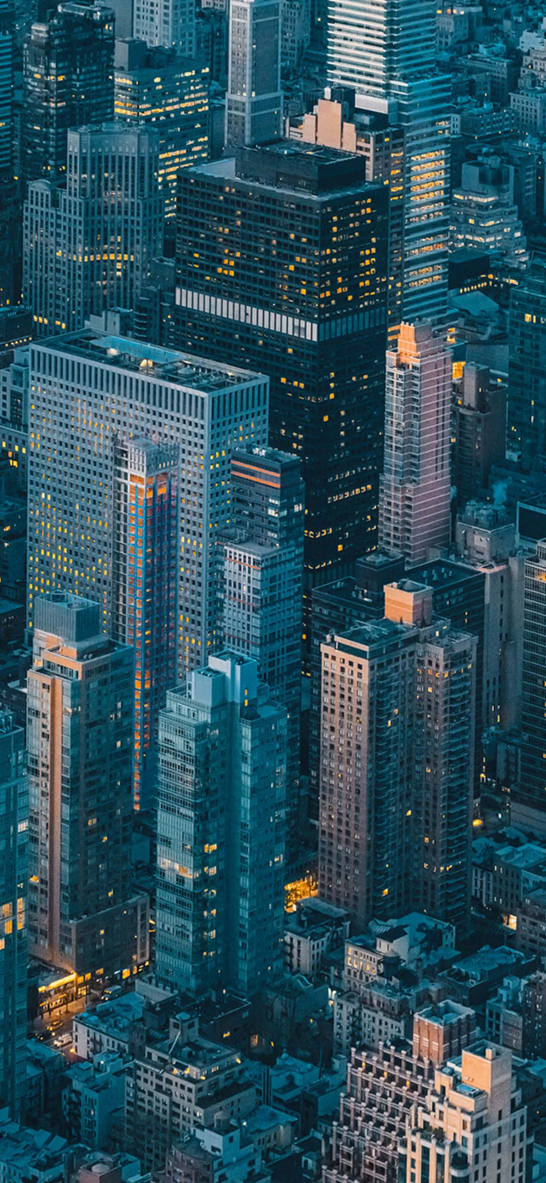 Nähtävyyksiin tutustuminen New Yorkissa Empire State Buildingin huipulta upouudella iPhone X:llä Taustakuvat