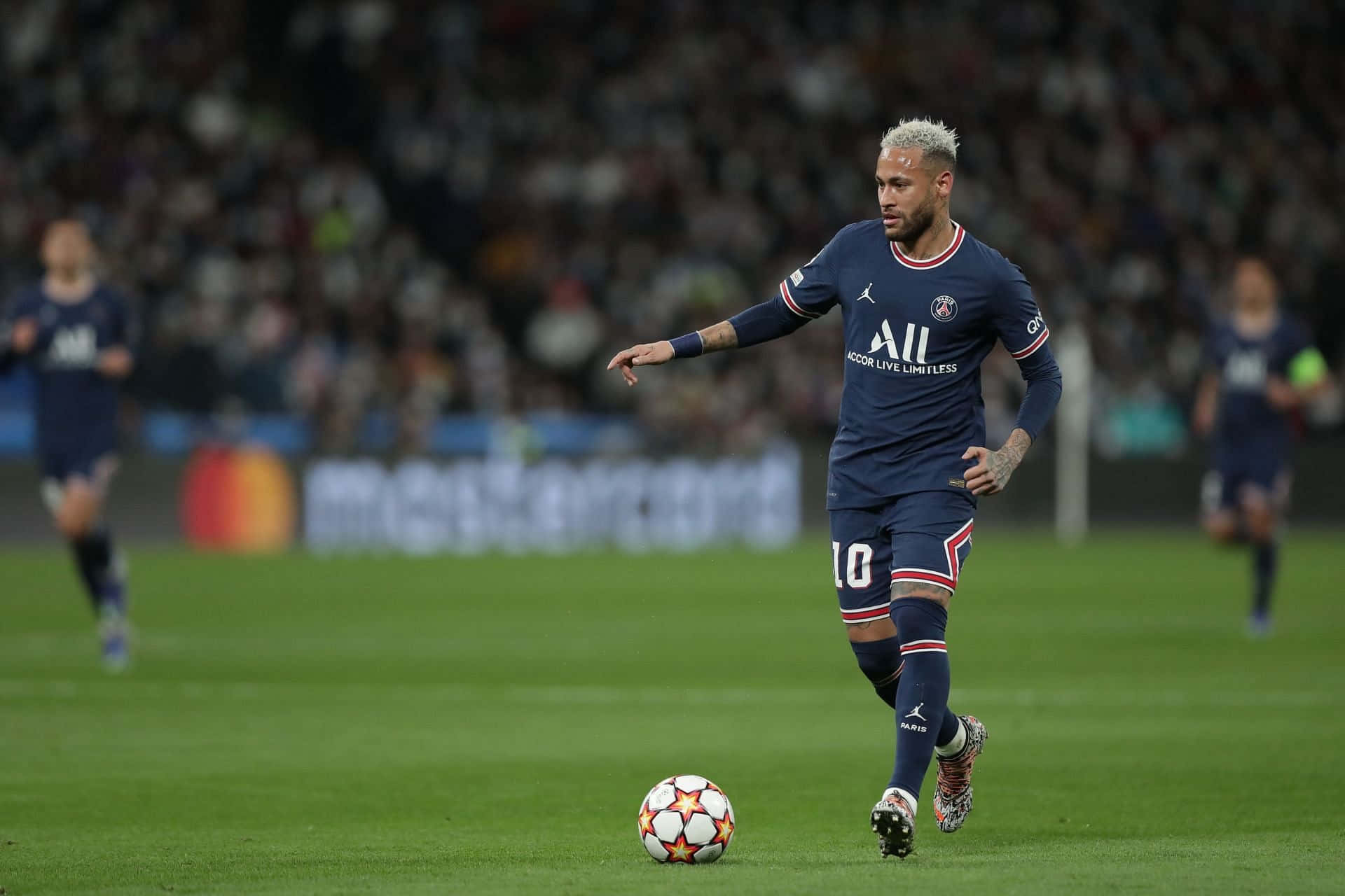 Neymar harhauttaa pallolla vastustajan ohi. Taustakuvat